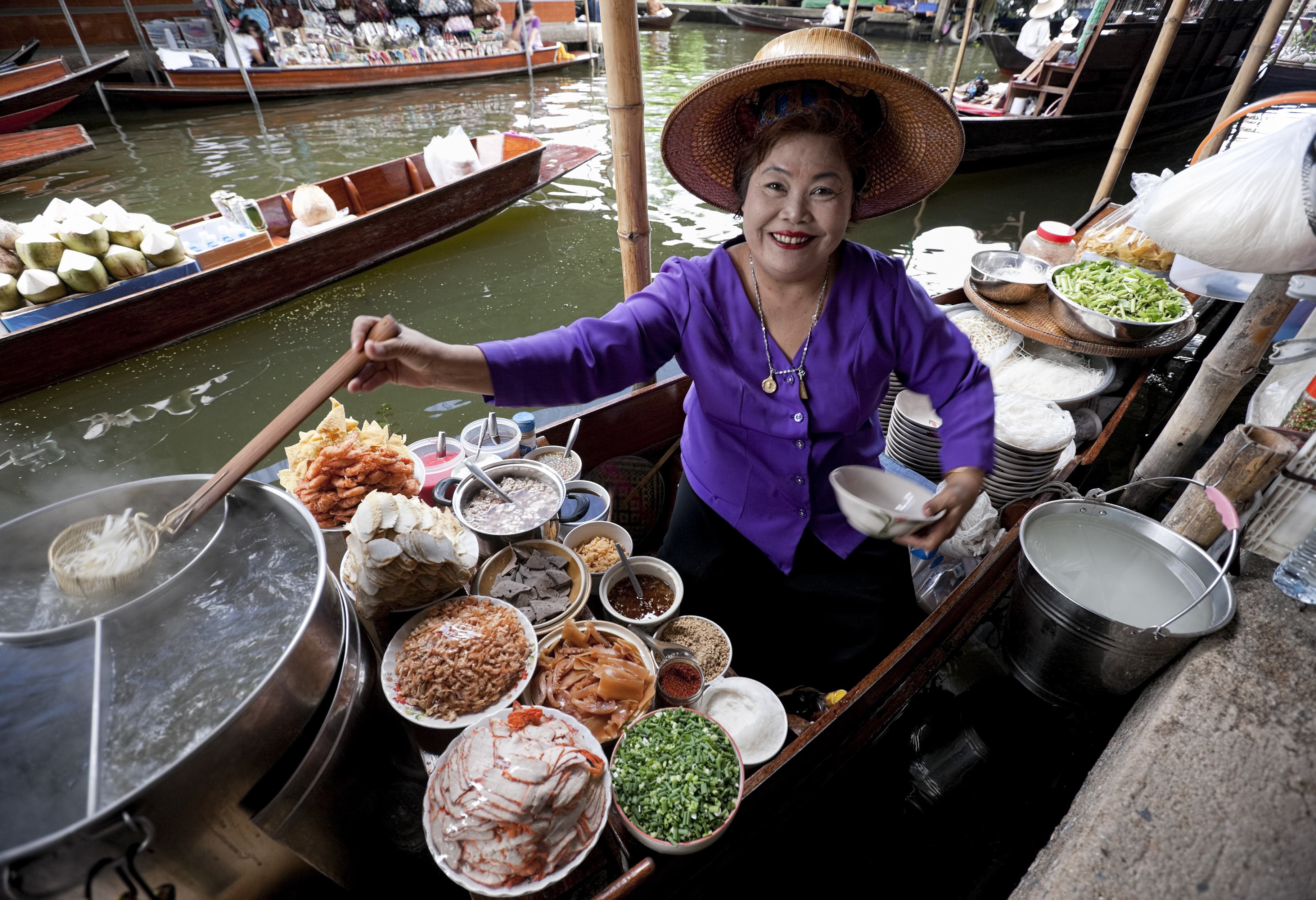 Damnoen Saduak drijvende markt in Thailand
