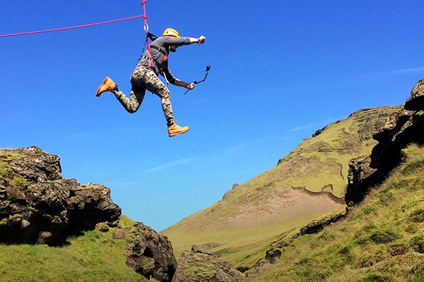 IJsland-Vik-Zipline-man-loopt-door-de-lucht