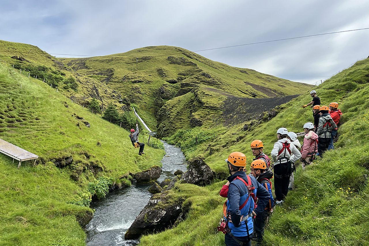 IJsland-Vik-Zipline-groep-bij-waterval