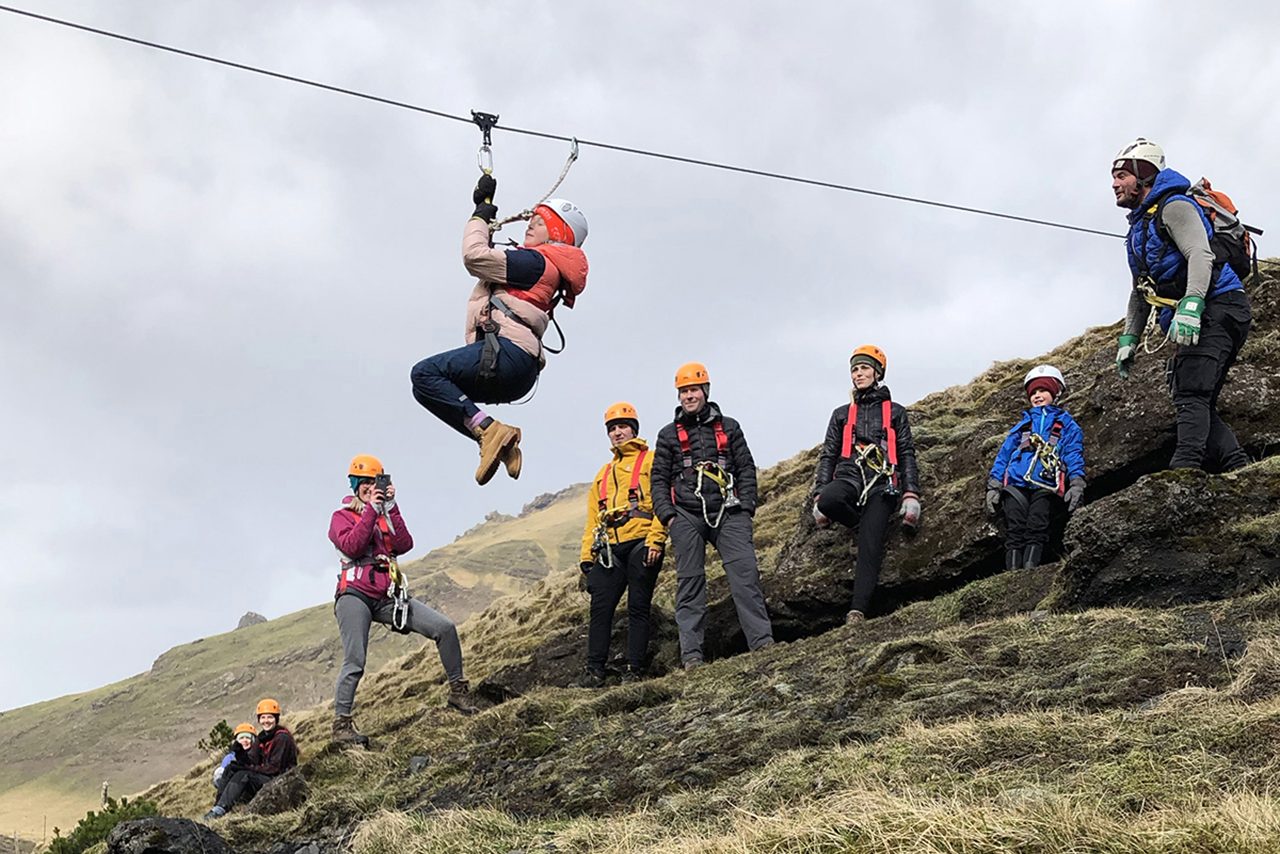 IJsland-Vik-Zipline-groep-kijkt-naar-meisje