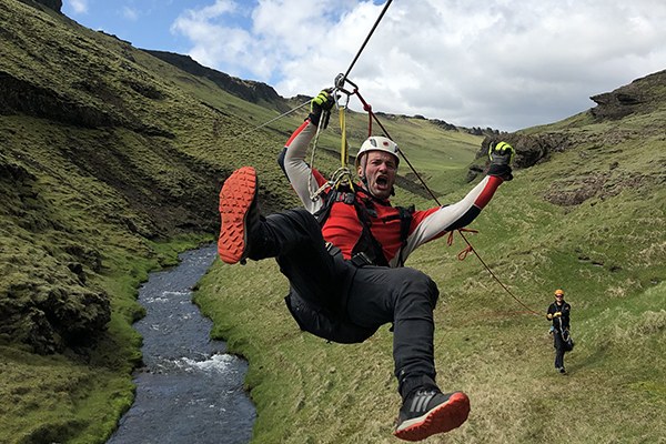 IJsland-Vik-Zipline-man-zwaait-naar-camera