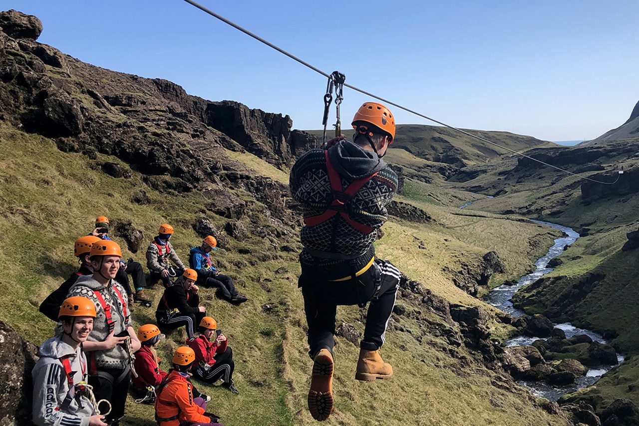 IJsland-Vik-Zipline-groep-kijkt-naar-man