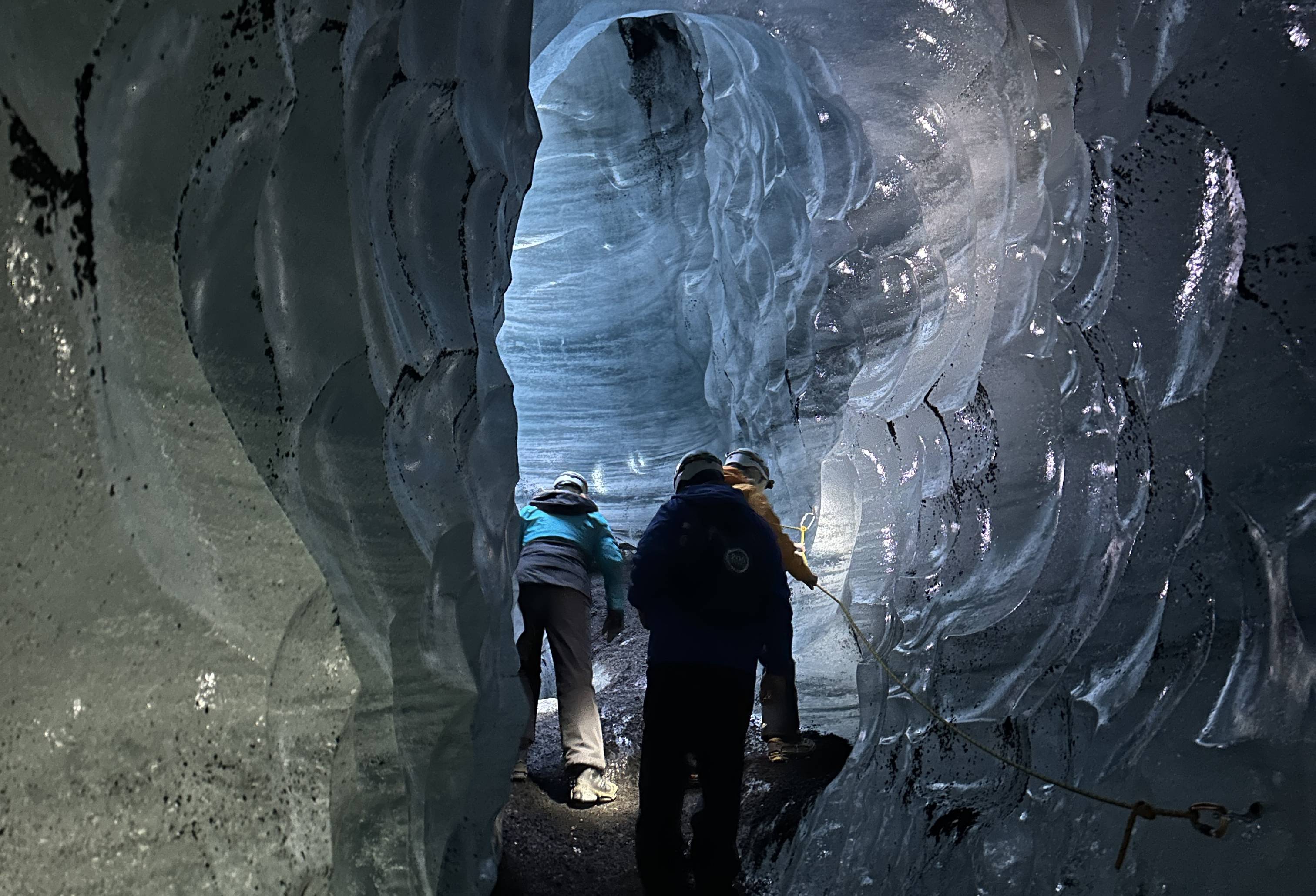 IJsland-Vik-Katla-Track-IJsgrot-met-mensen