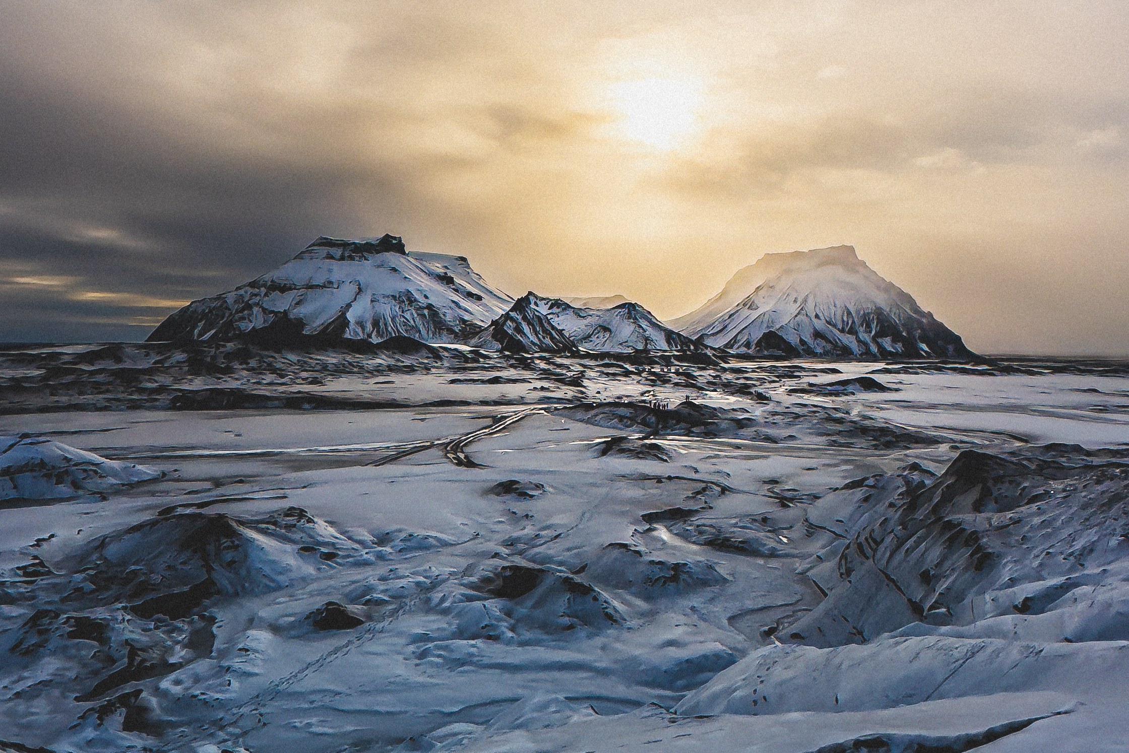 IJsland-Vik-Katla-Track-besneeuwde-bergen-zonsondergang