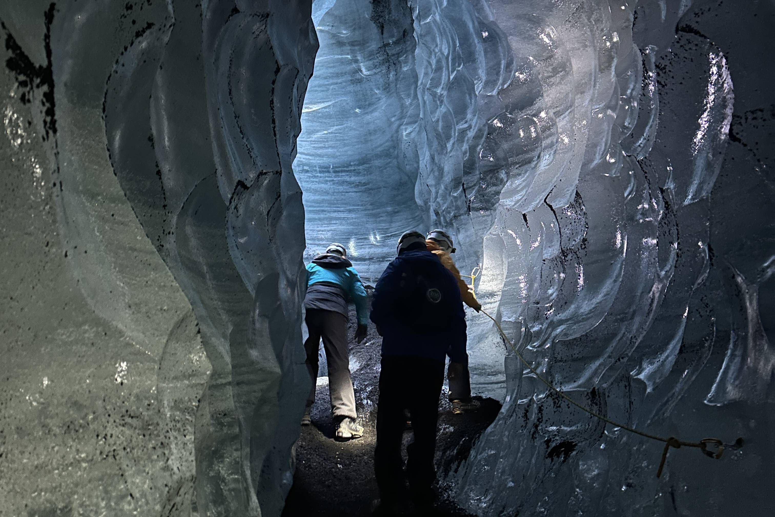 IJsland-Vik-Katla-Track-IJsgrot-met-mensen