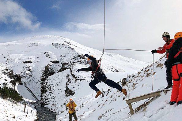IJsland-Vik-Zipline-in-de-sneeuw
