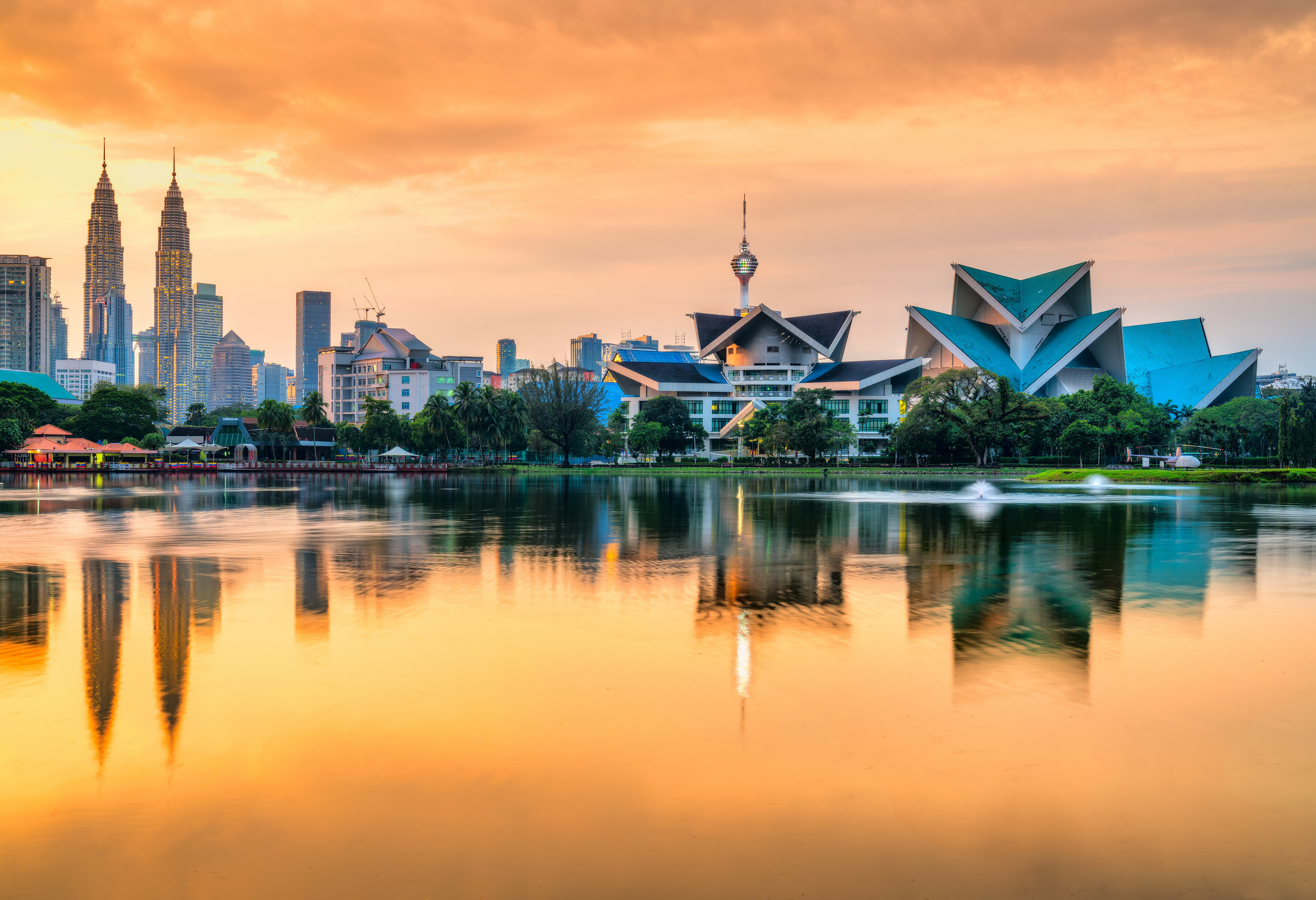 Skyline van Kuala Lumpur bij zonsondergang