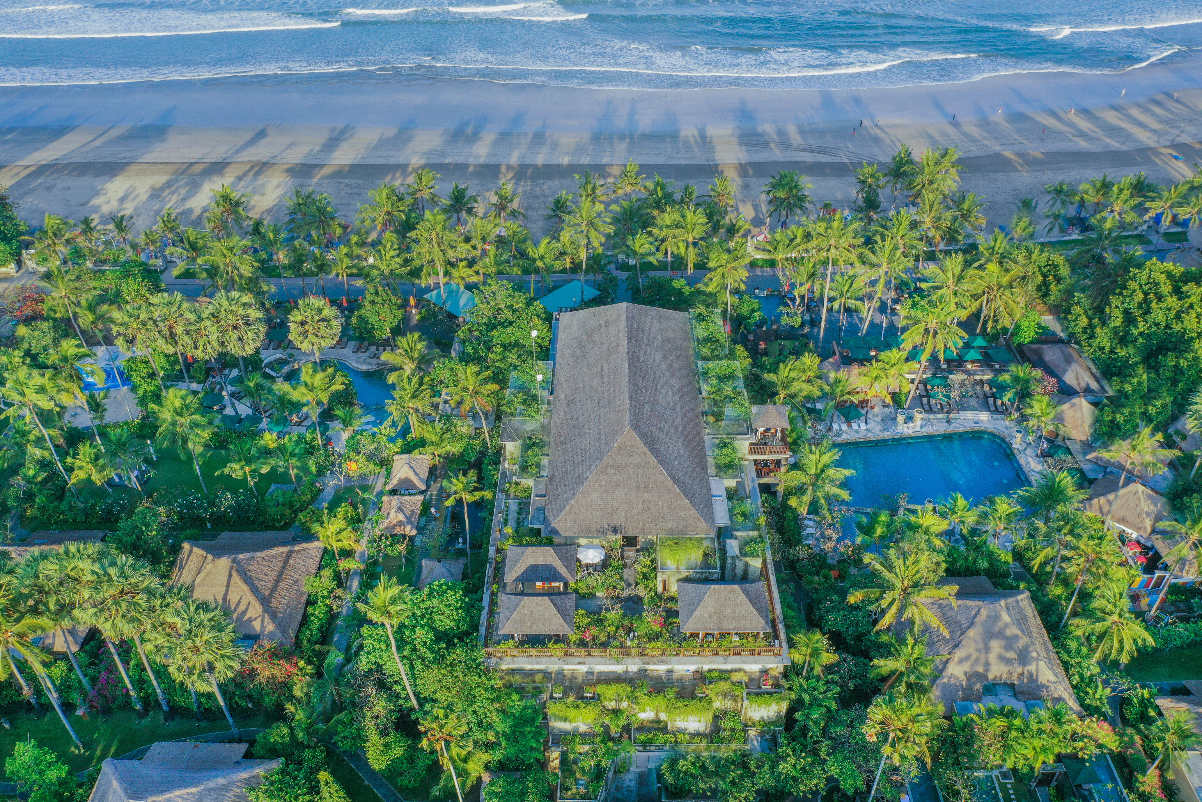 Het Legian Beach Hotel aan het strand vanuit de lucht gezien