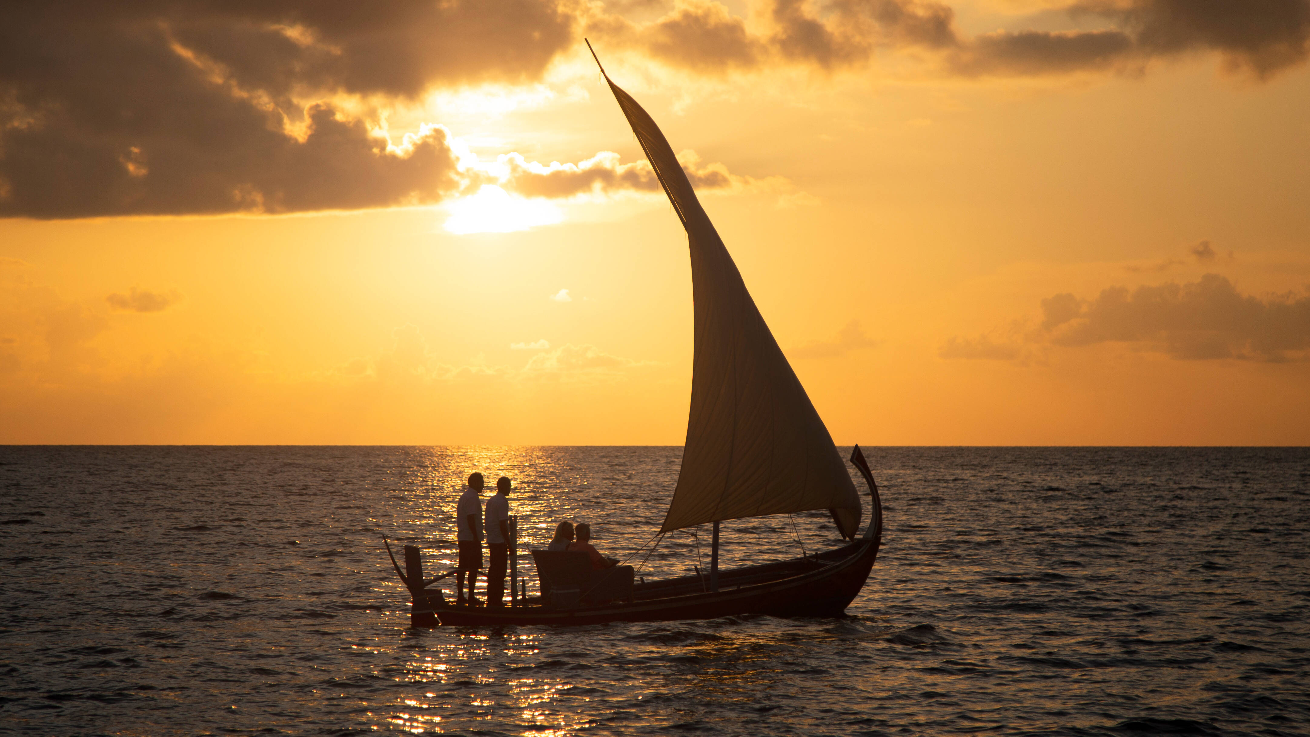 Malediven-Sunset-Sailing