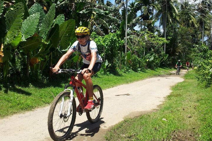 Fietsen bij Kiulu in de omgeving van Kota Kinabalu