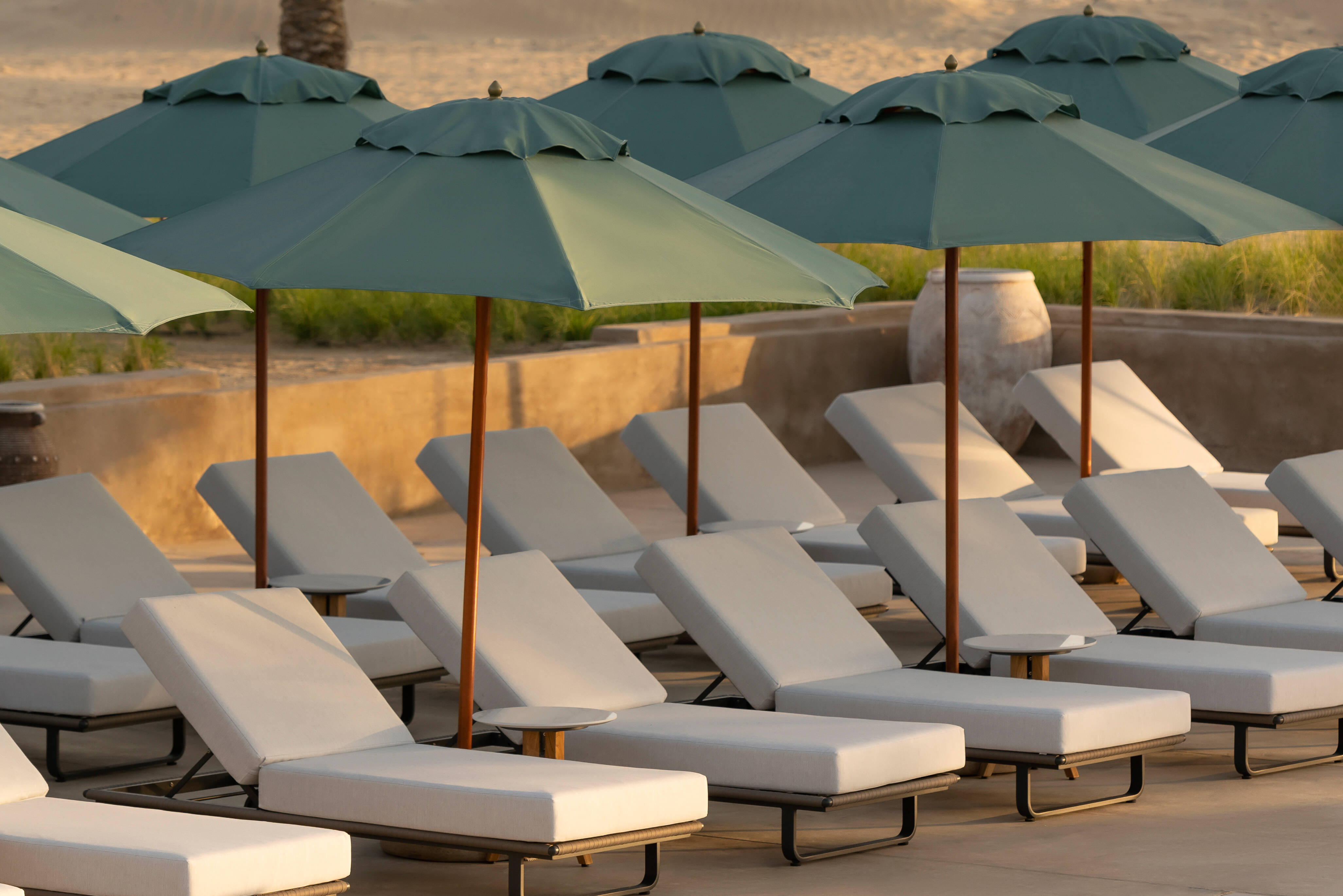Dubai Emiraten Bab Al Shams Zwembad Loungers