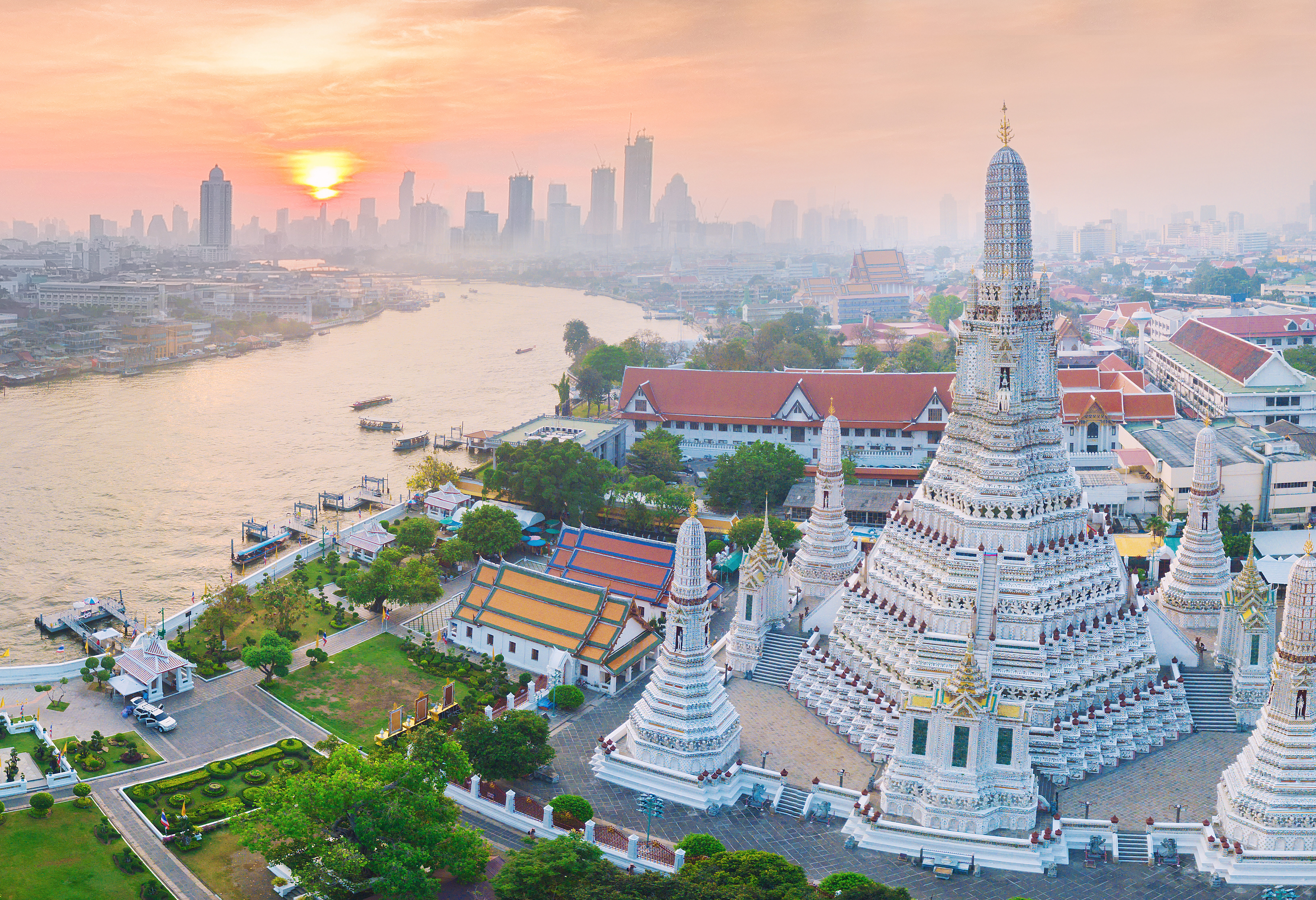 Wat Arun aan de Chao Phraya-rivier in Bangkok