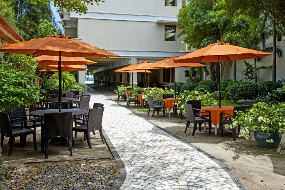 Filipijnen Mactan Costabella Tropical Hotel Terras