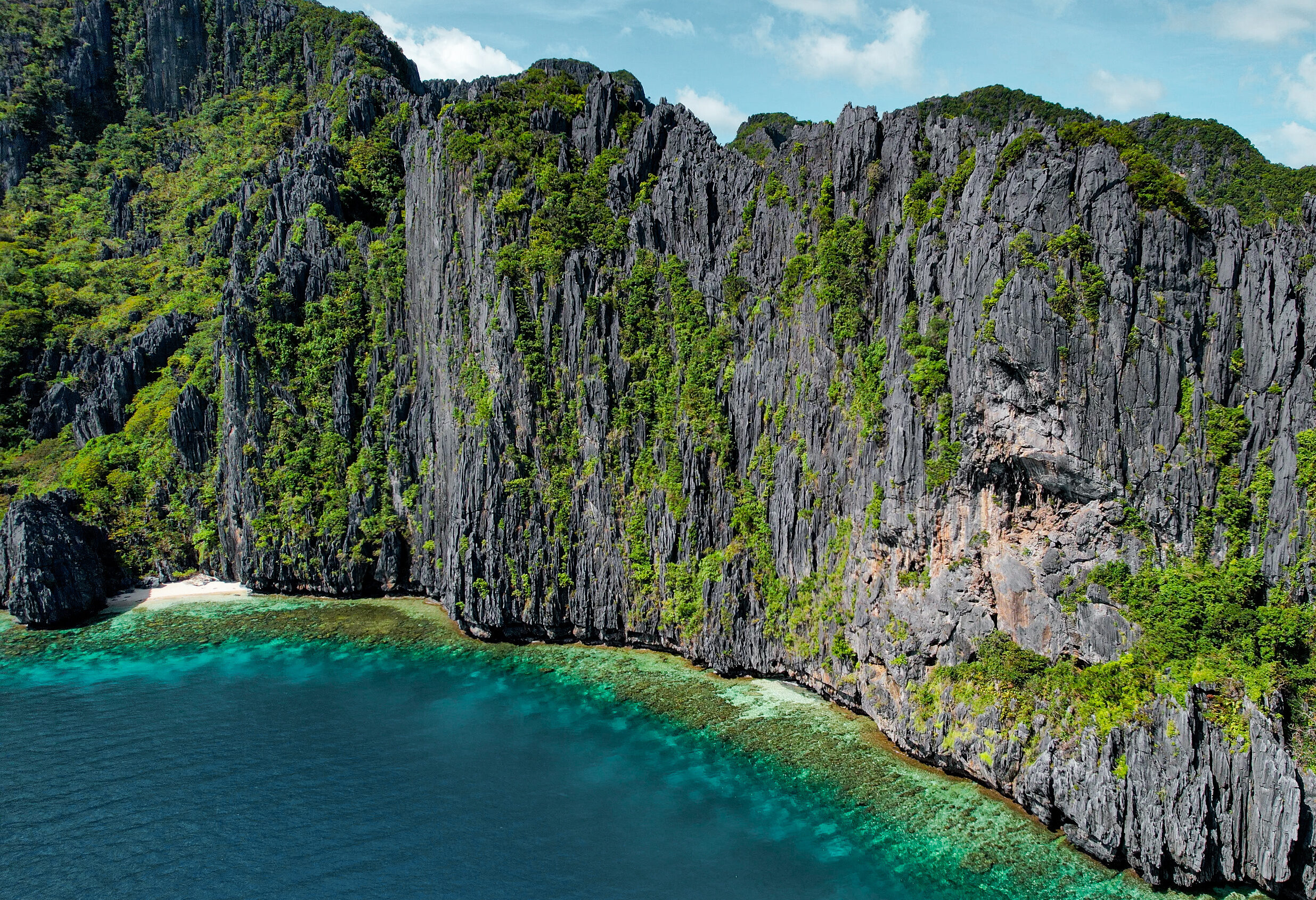 Typerende hoge kliffen bij El Nido