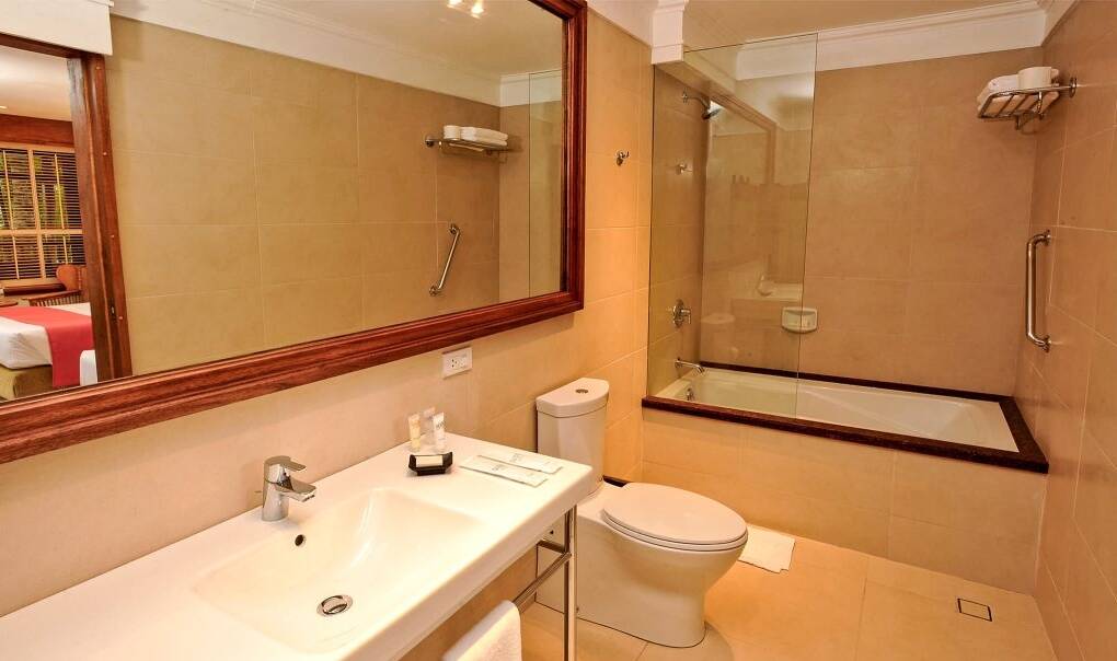 Filipijnen Mactan Costabella Tropical Hotel Deluxe Kamer Poolside Balkon