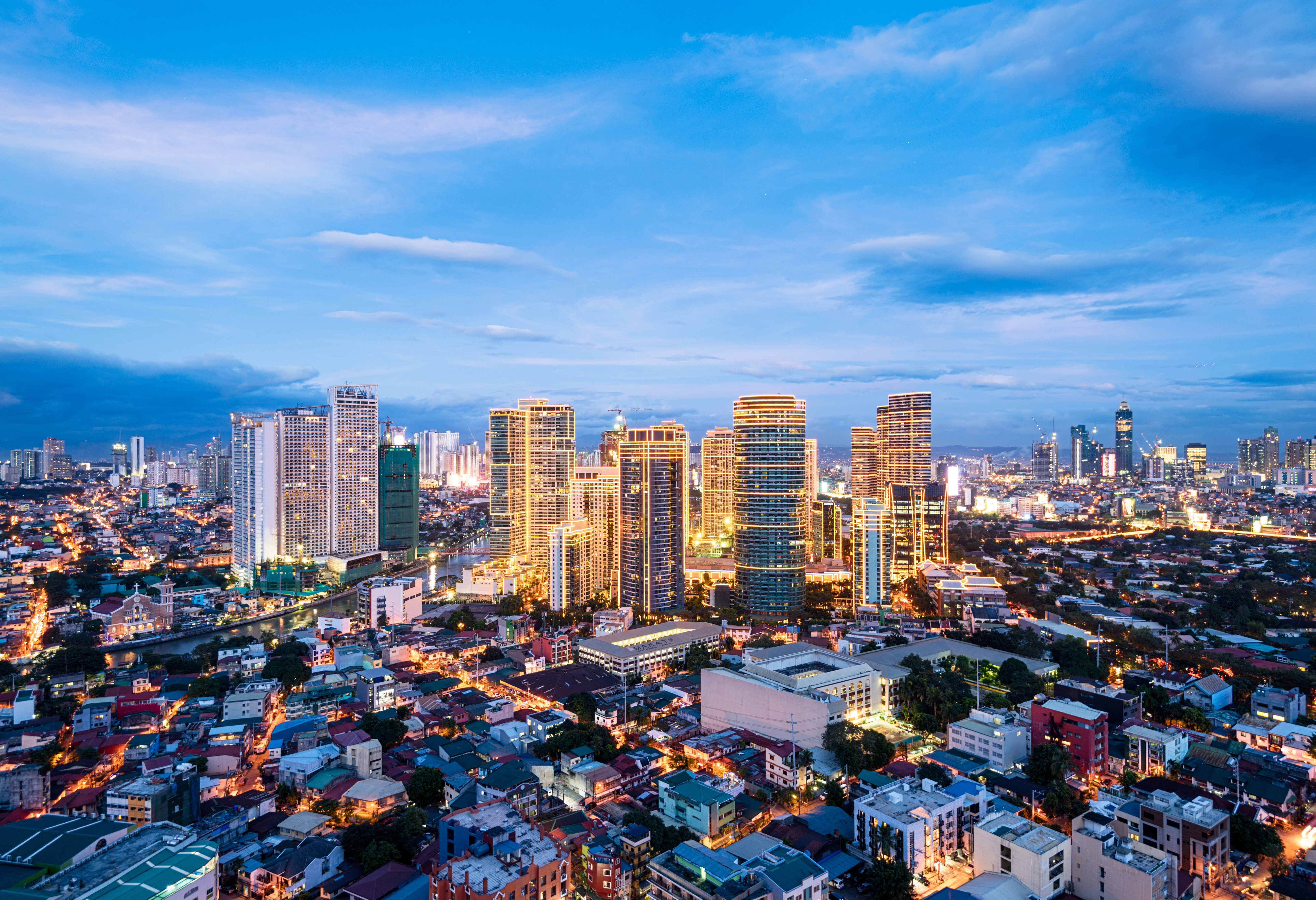Skyline van Manila avond