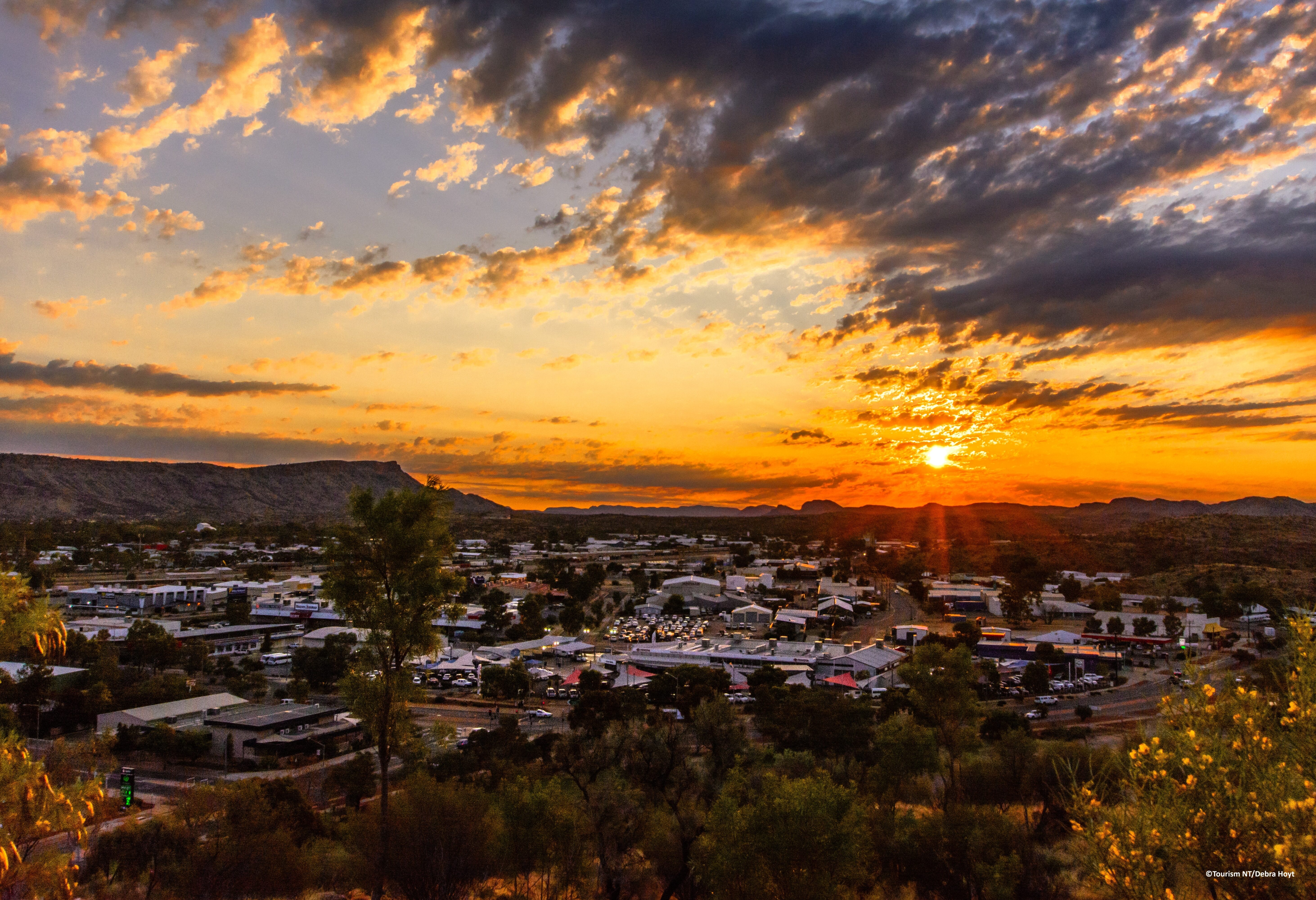 Uitzicht over Alice Springs bij zonsondergang in Australie