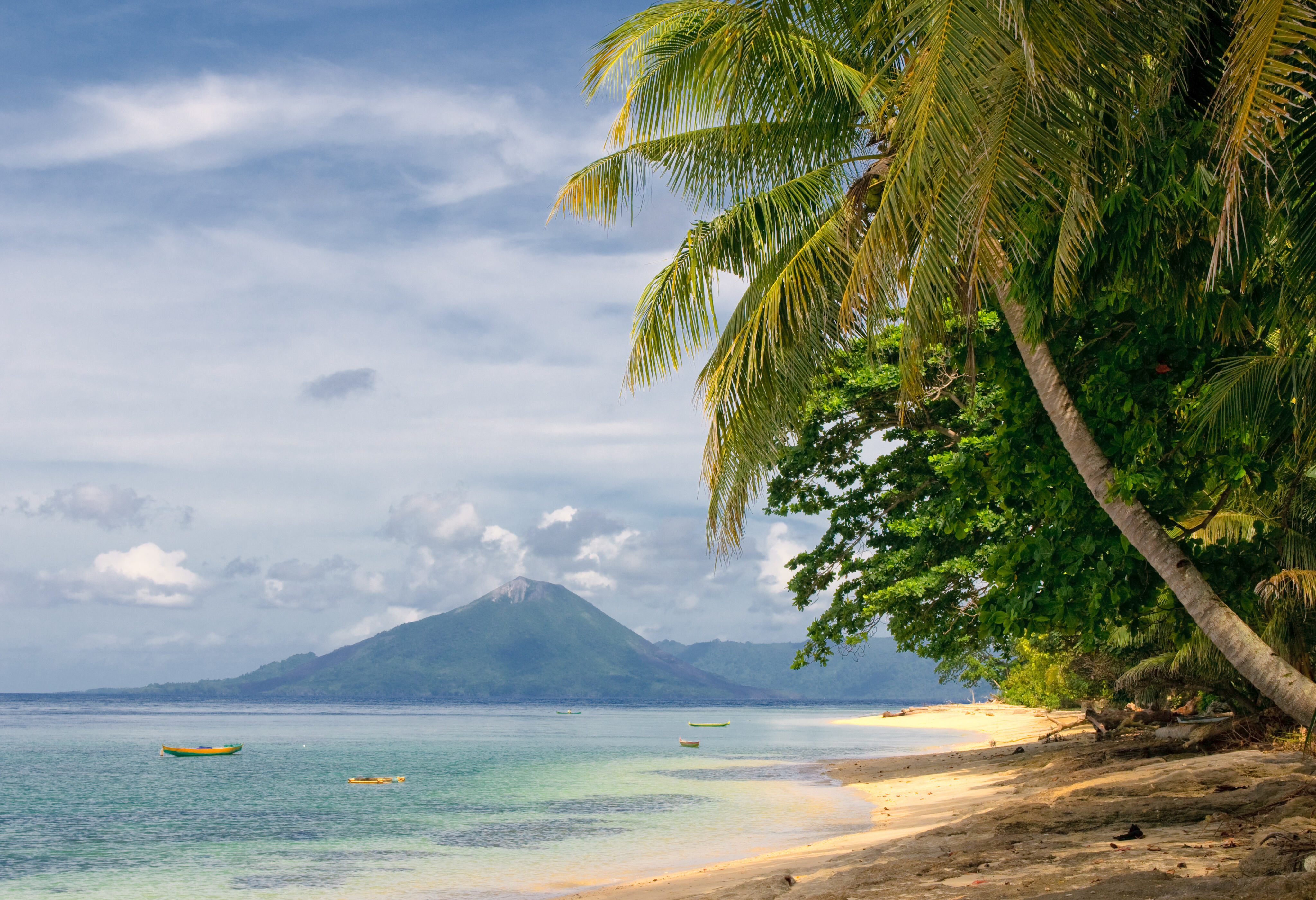 Banda eilanden met uitzicht op Gunung Api in de Molukken in Indonesie