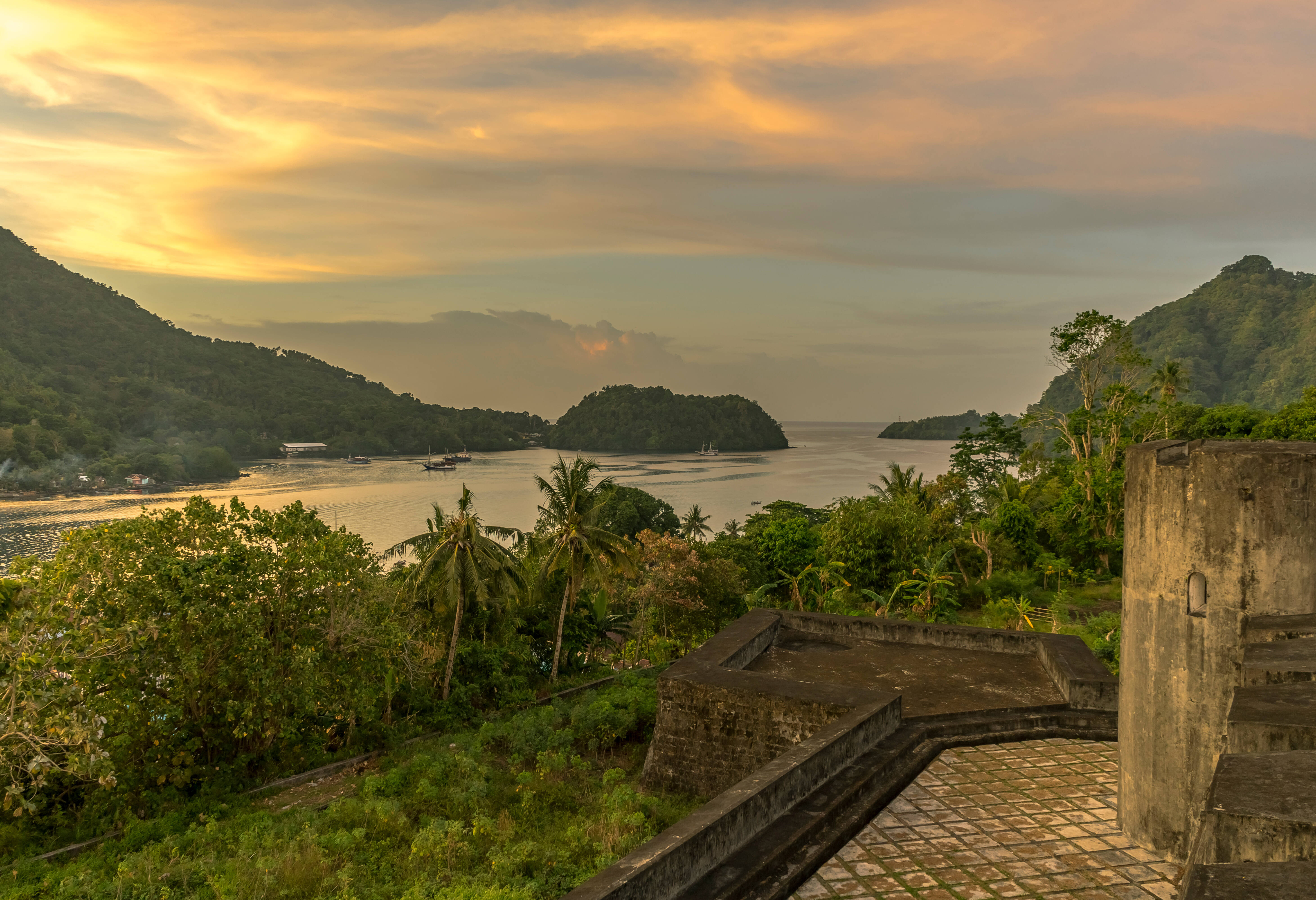 Uitzicht vanaf Fort Belgica in Bandaneira in de Molukken in Indonesie