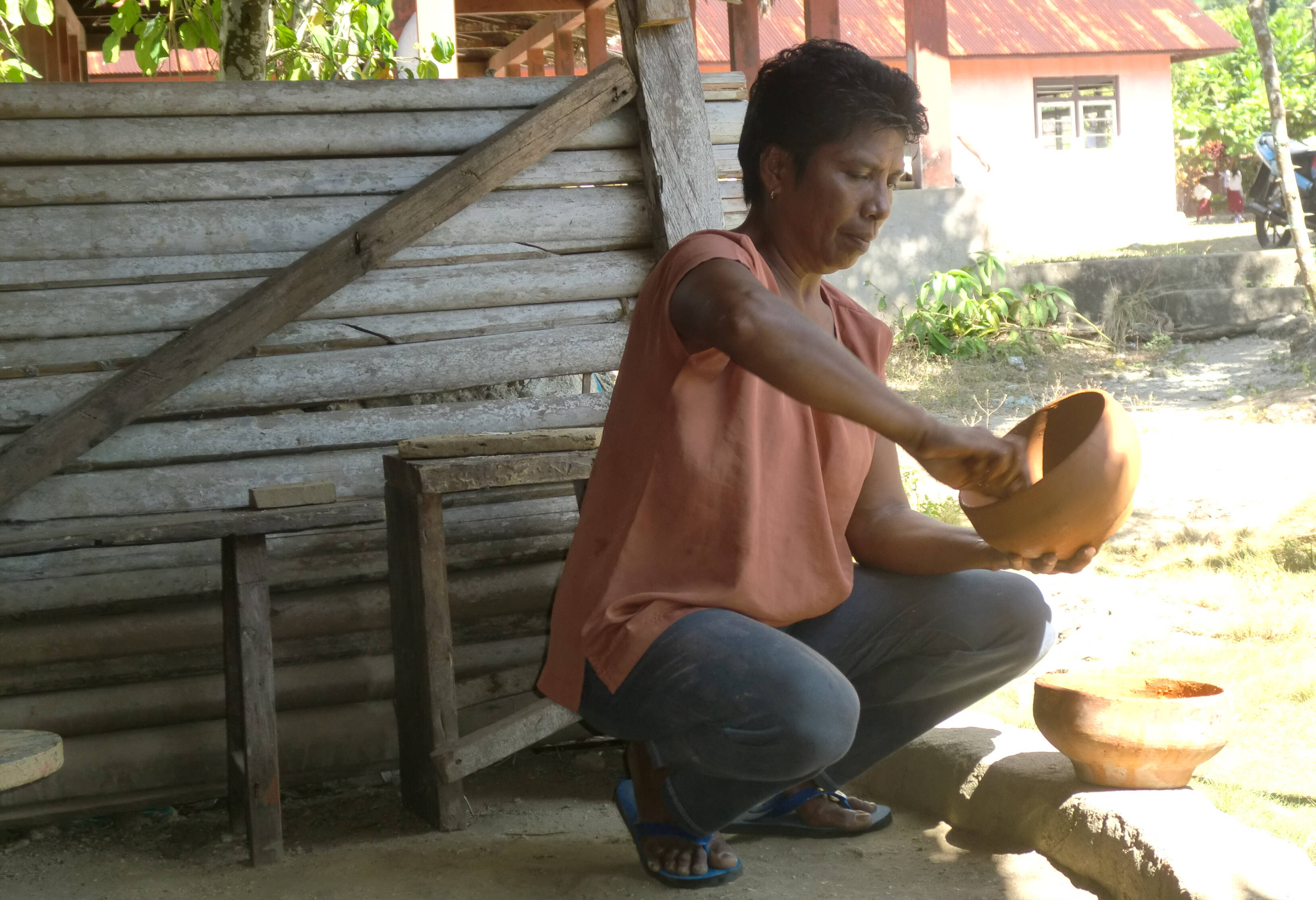 Op traditionele wijze pottenbakkenin Ouw op Saparua in de Molukken in Indonesie