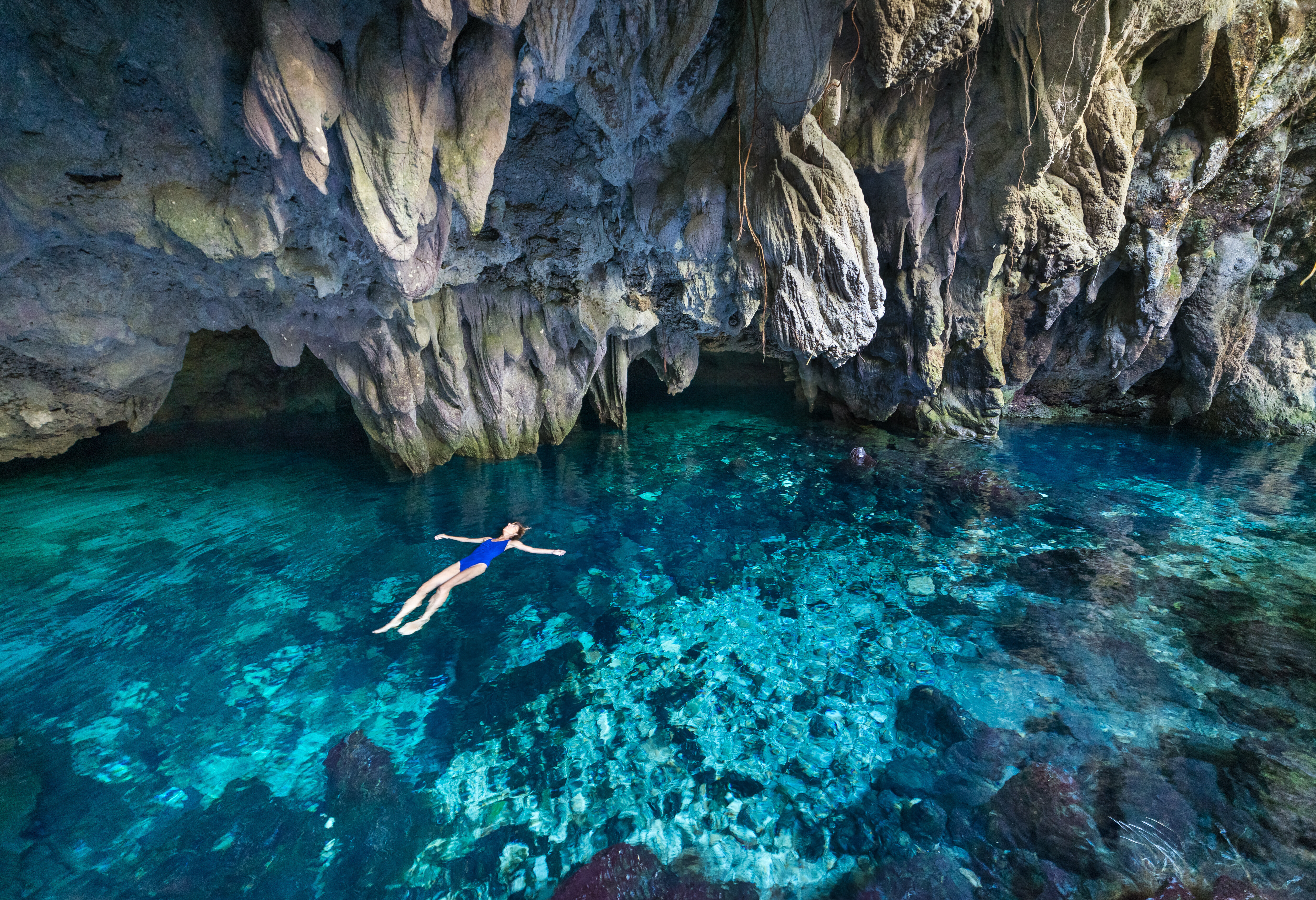 Zwemmen in Hawang Cave op de Kei eilanden in de Molukken in Indonesie
