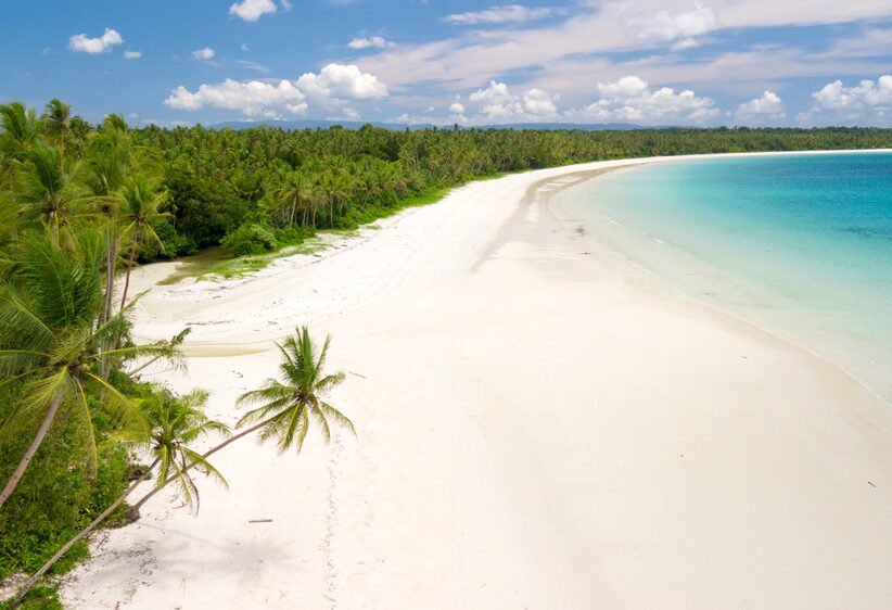 Genieten op een paradijselijk strand in de Kei eilanden in de Molukken in Indonesie