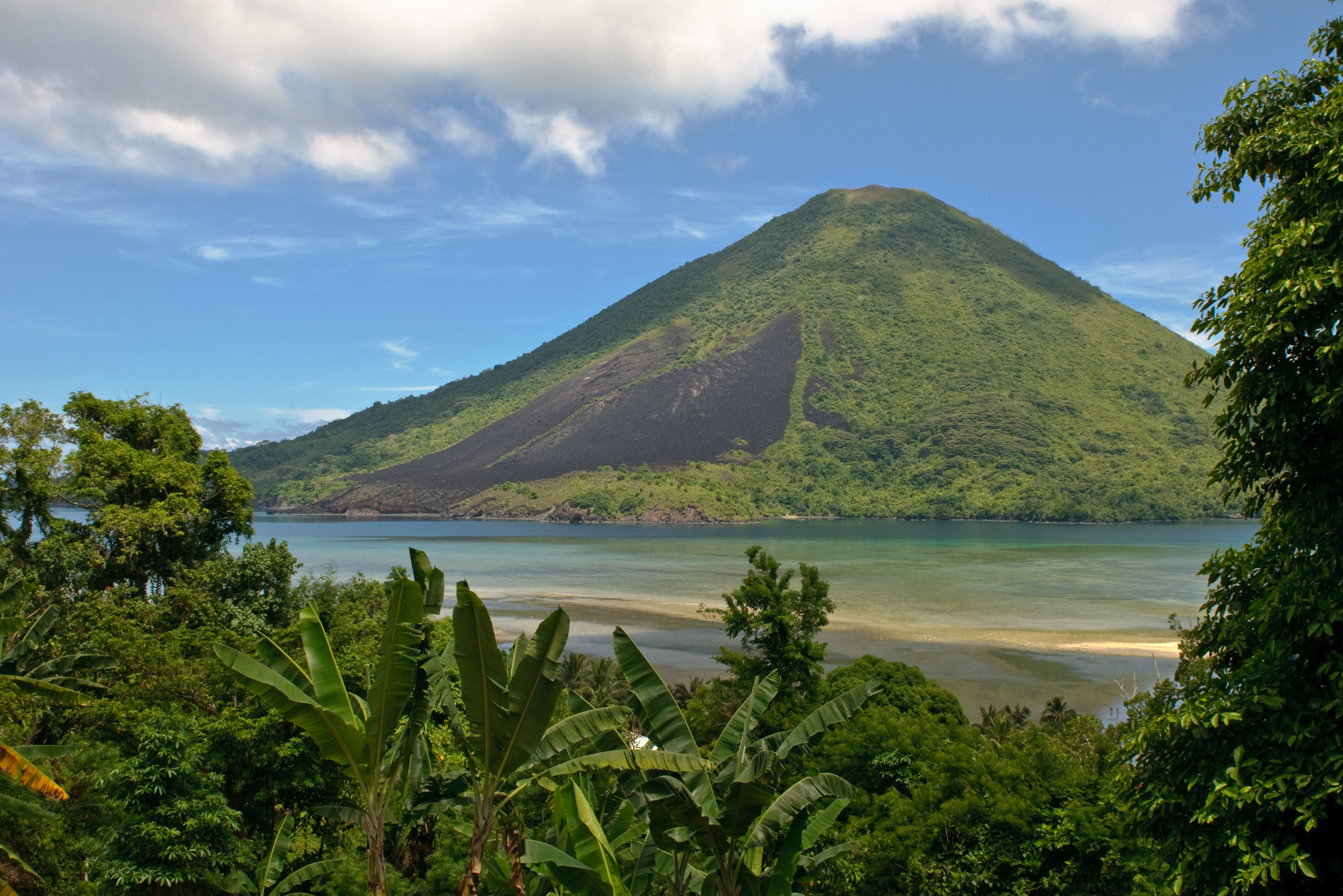 Uitzicht op de vulkaan Gunung Api op de Banda eilanden in de Molukken in Indonesie