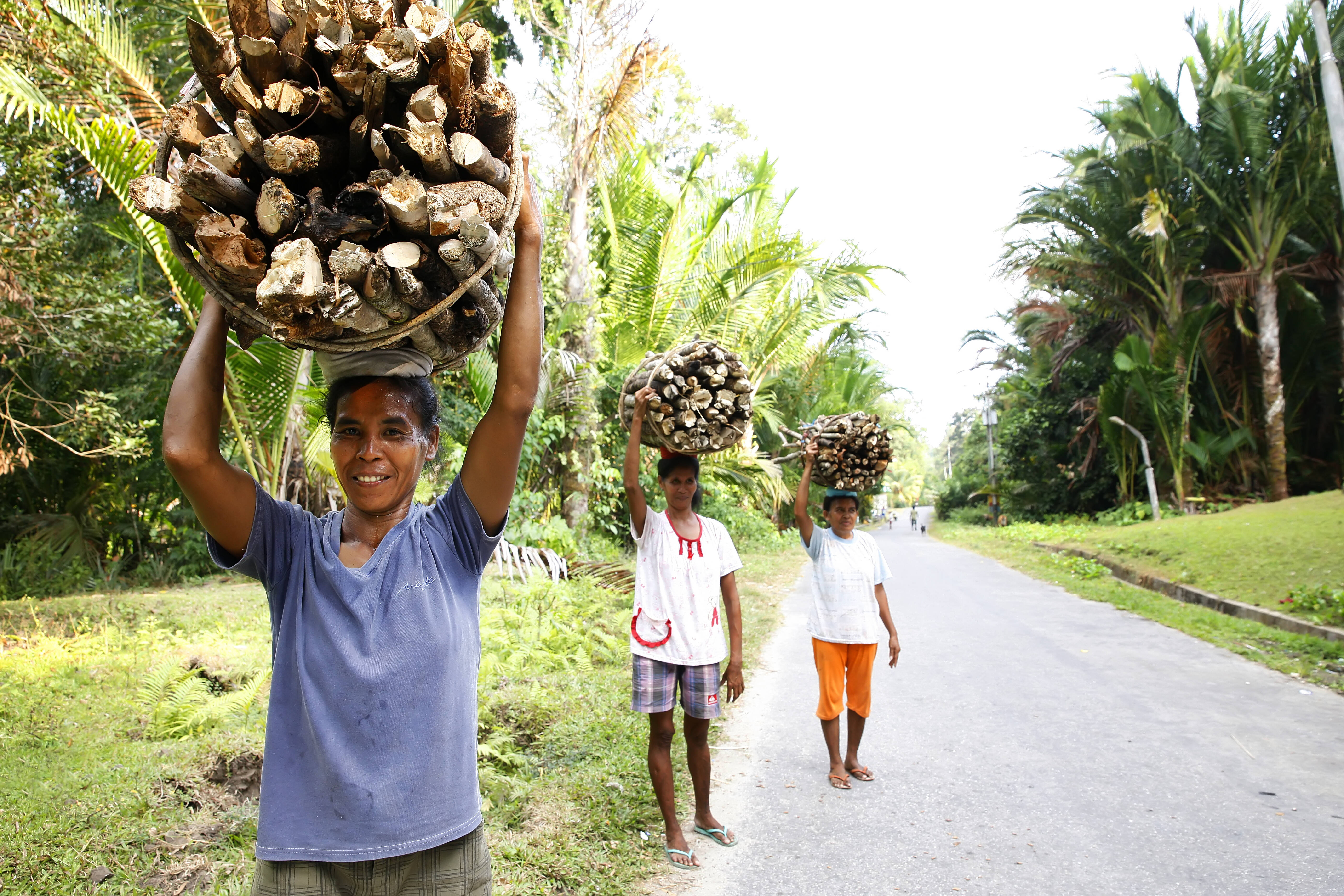 Straatbeeld op Saparua in de Molukken in Indonesie