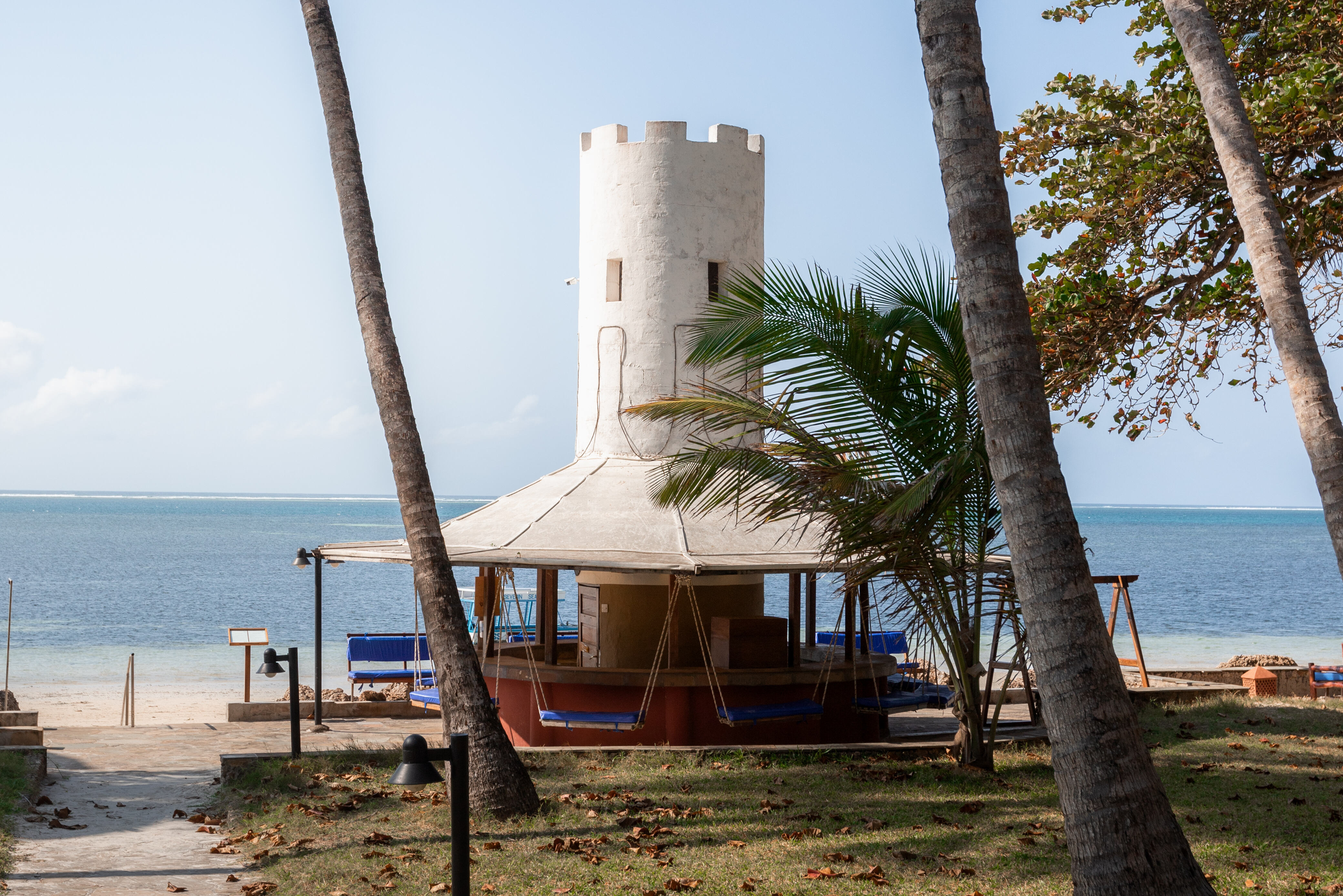 De Swing Bar in het Severin Sea Lodge aan Bamburi Beach in Kenia