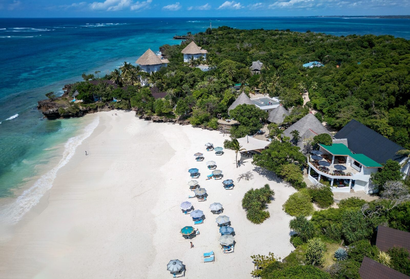Strand van The Sands at Chale Island aan Diani Beach in Kenia