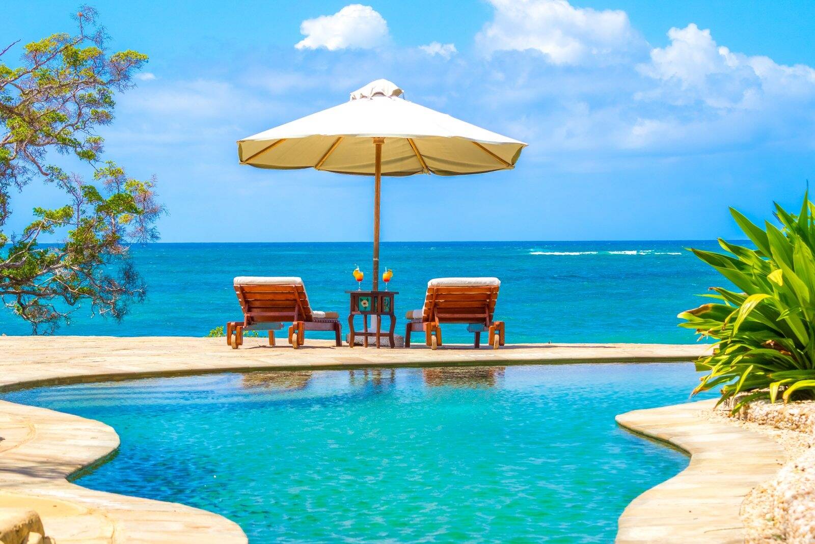 Zwembad met zeezicht van The Sands at Chale Island aan Diani Beach in Kenia