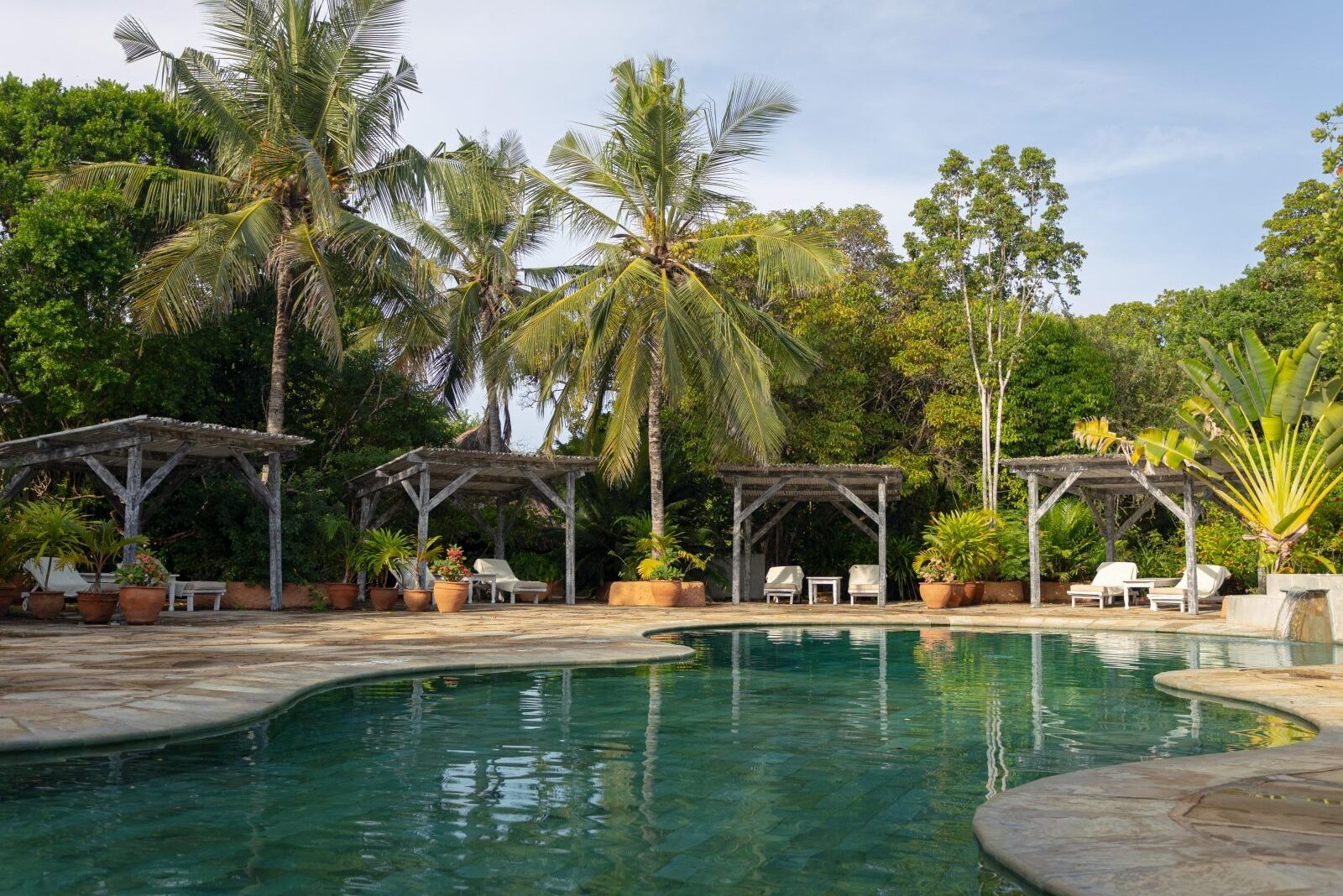 Zwembad van The Sands at Chale Island aan Diani Beach in Kenia