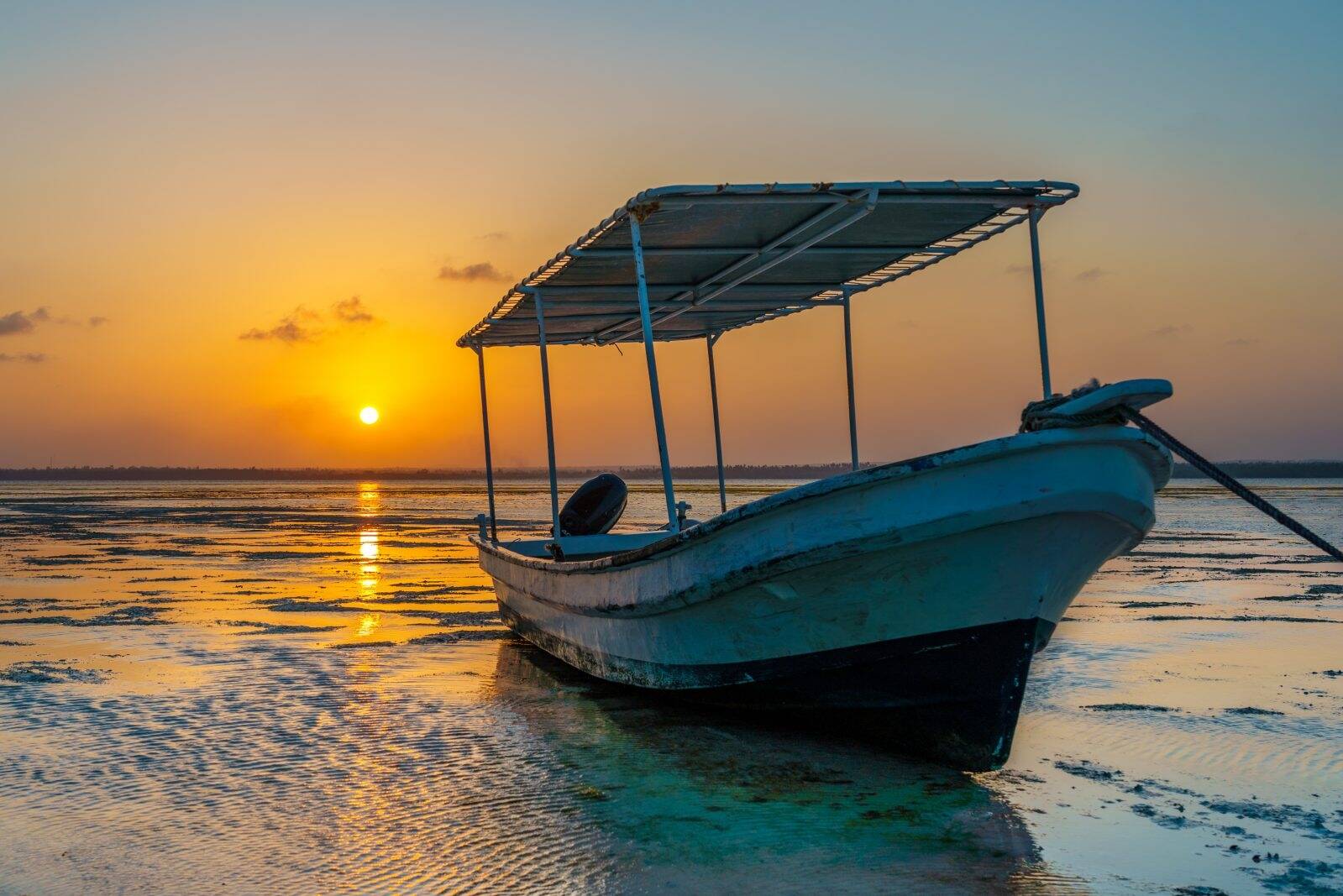 Zonsondergang bij The Sands at Chale Island aan Diani Beach in Kenia