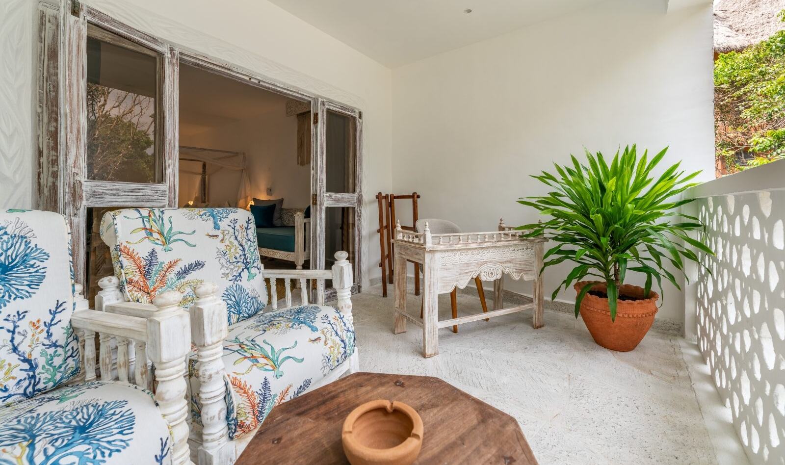 Balkon van de Deluxe kamer in The Sands at Chale Island aan Diani Beach in Kenia