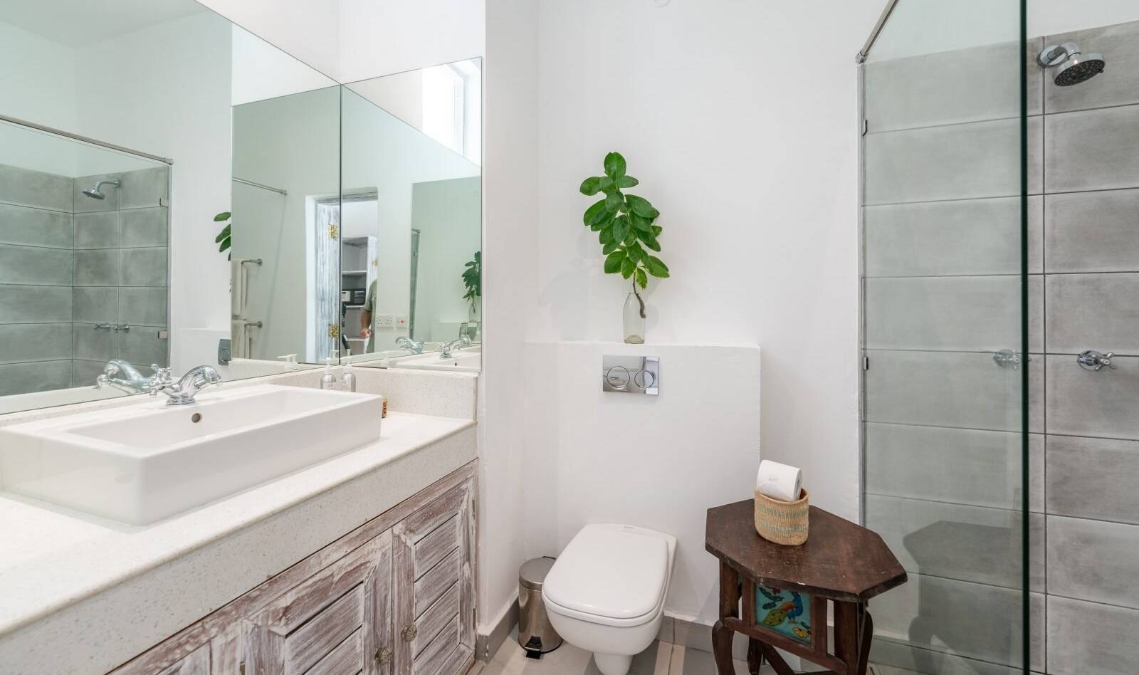 Deluxe badkamer in The Sands at Chale Island aan Diani Beach in Kenia