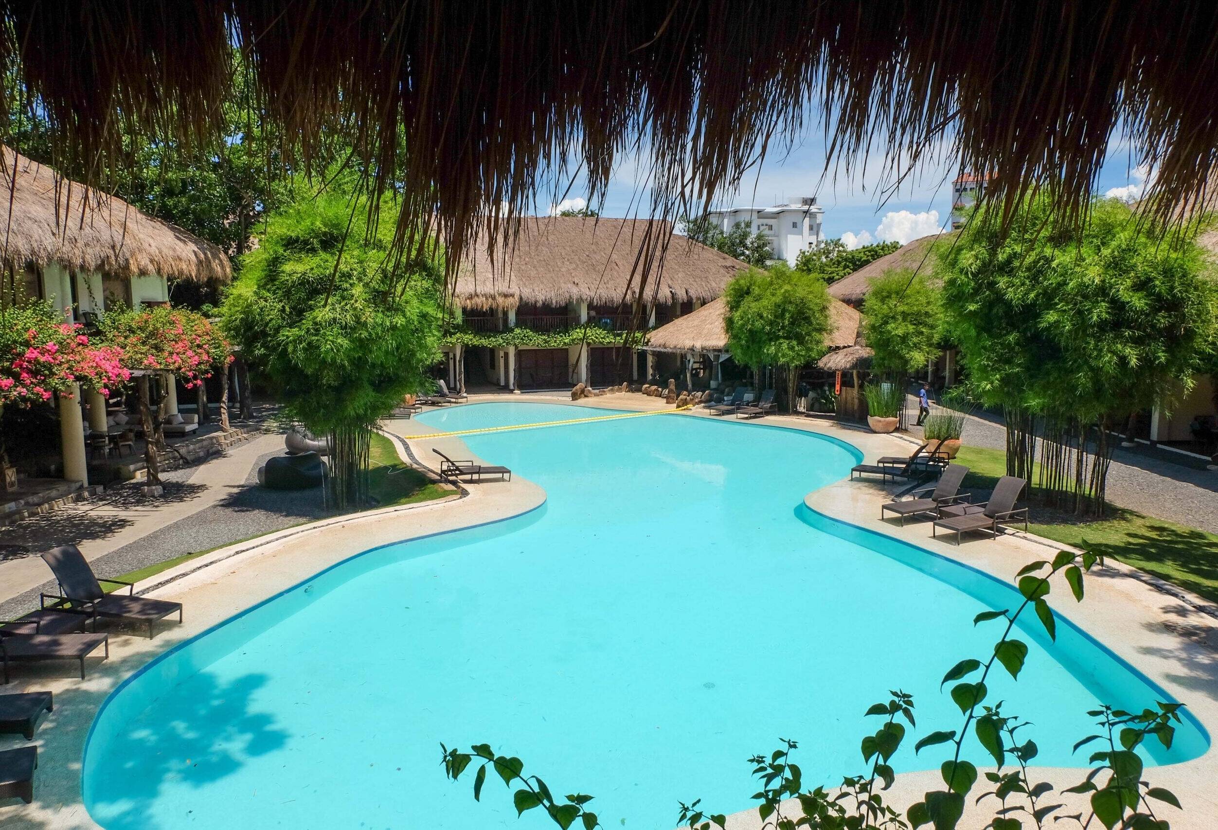 Bluewater Maribago Beach Resort Zwembad