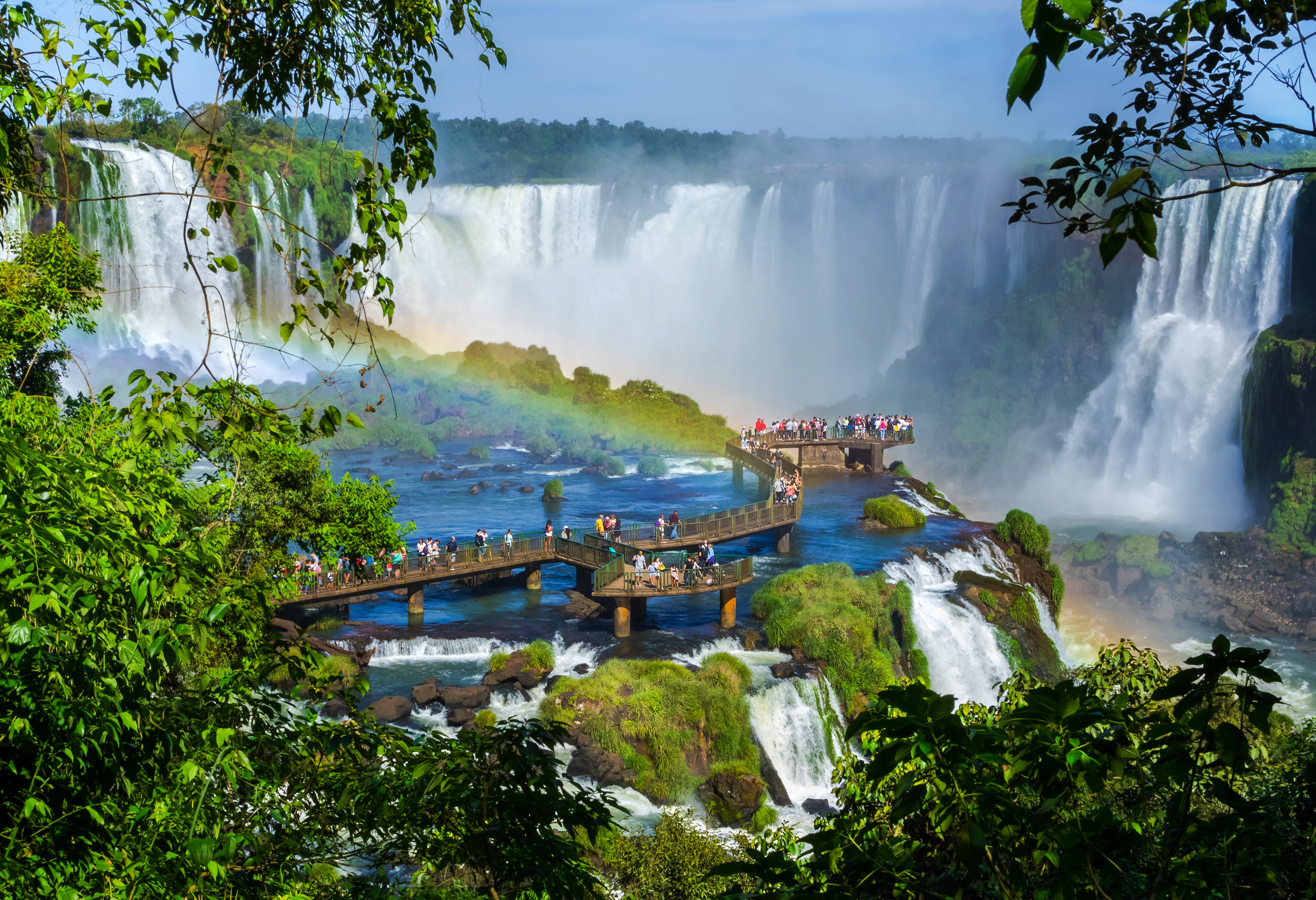 Toeristen bij Iguazu watervallen Argentinië