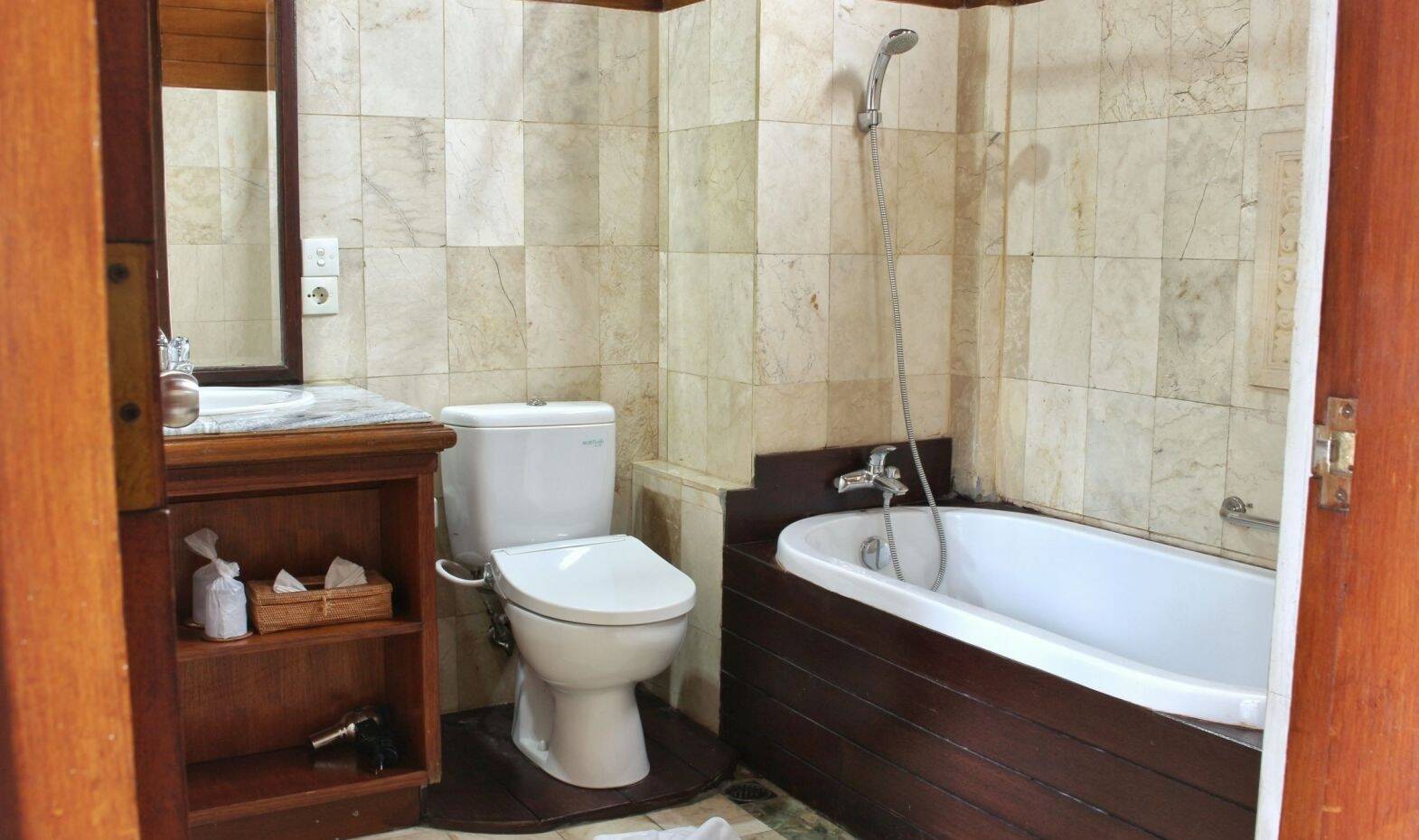 Badkamer van de Deluxe kamer in het Saren Indah Hotel in Ubud op Bali