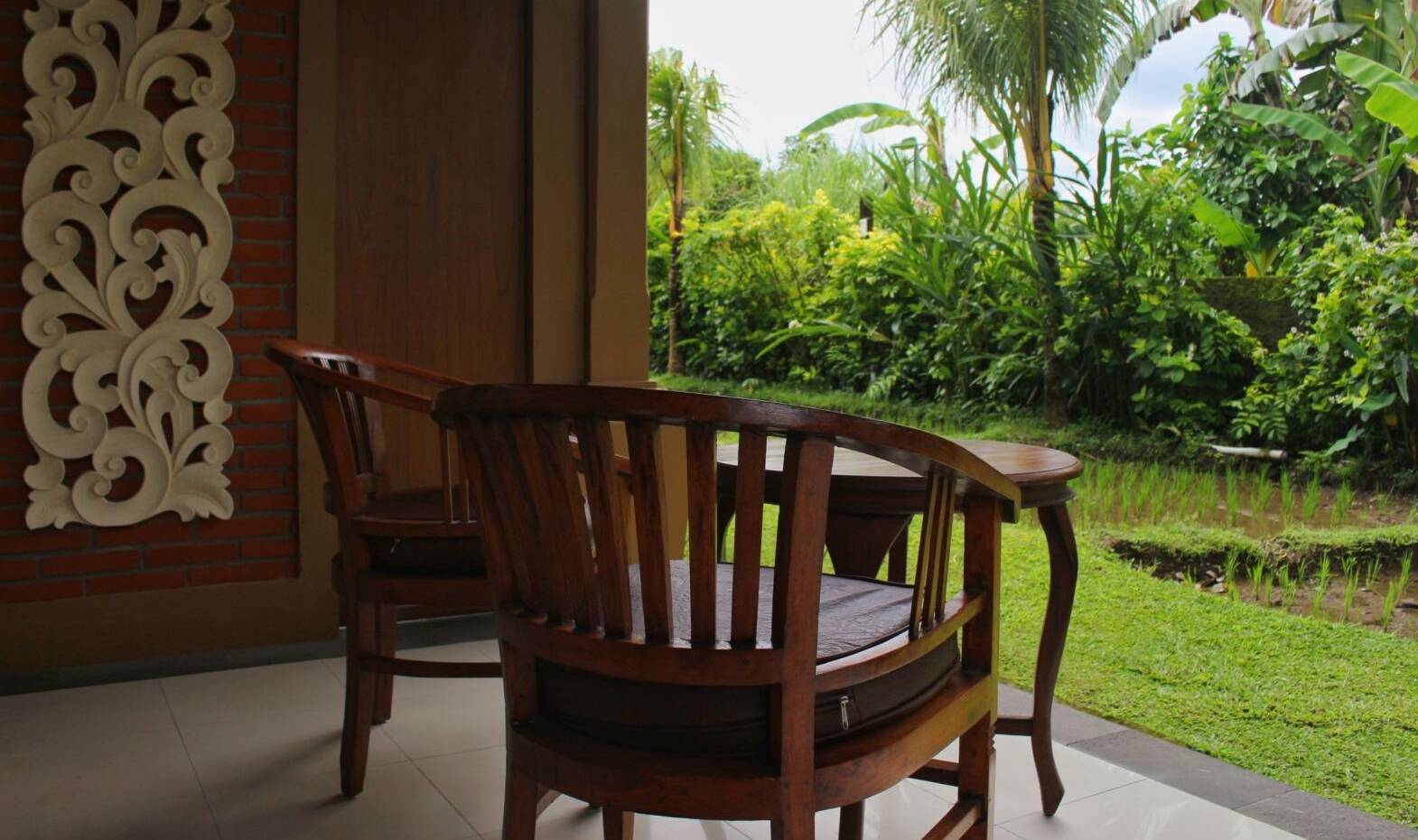 Balkon van de Superior Garden kamer in het Saren Indah Hotel in Ubud op Bali