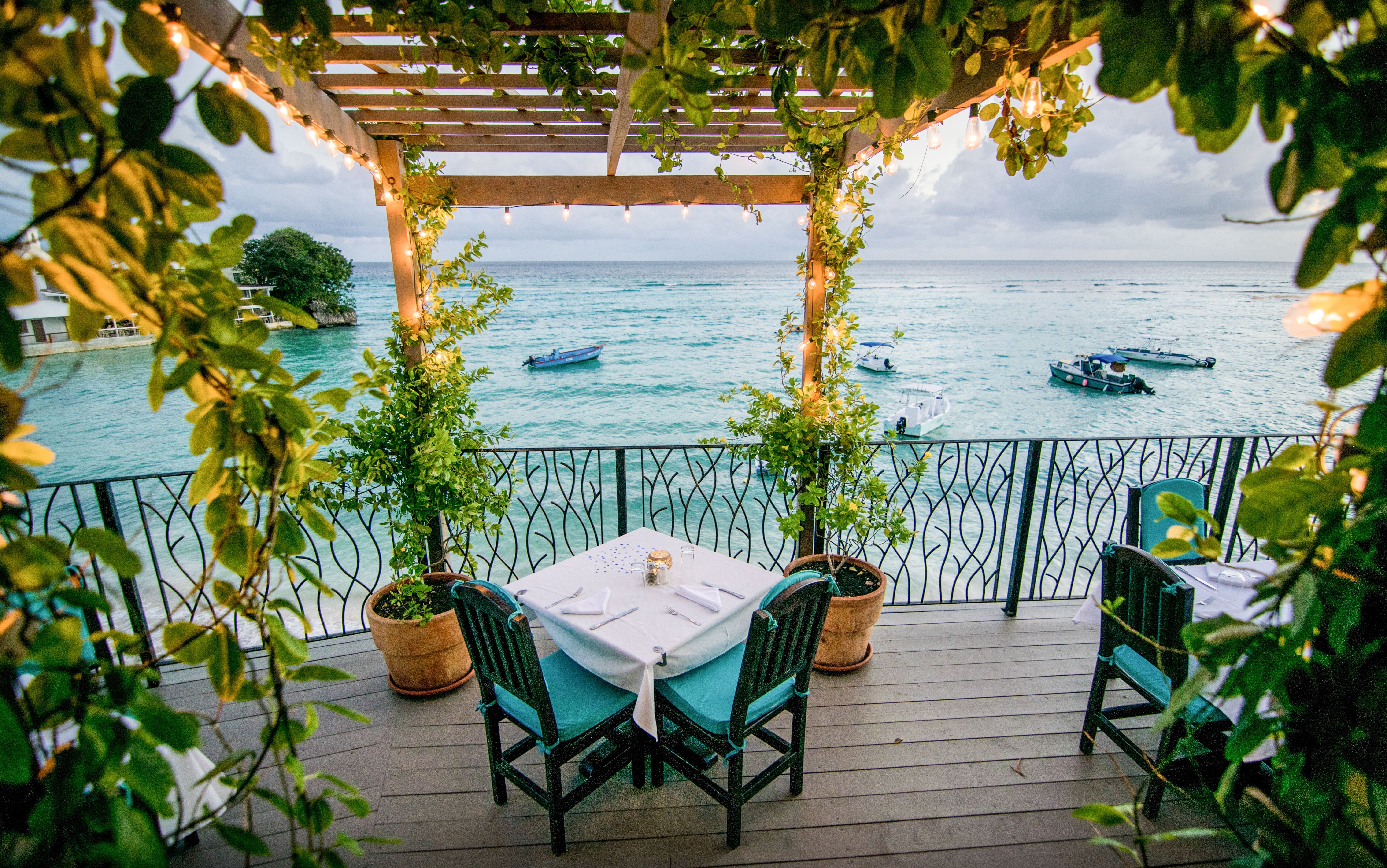 Barbados-tafel-met-stoelen-met-uitzicht-op-de-zee