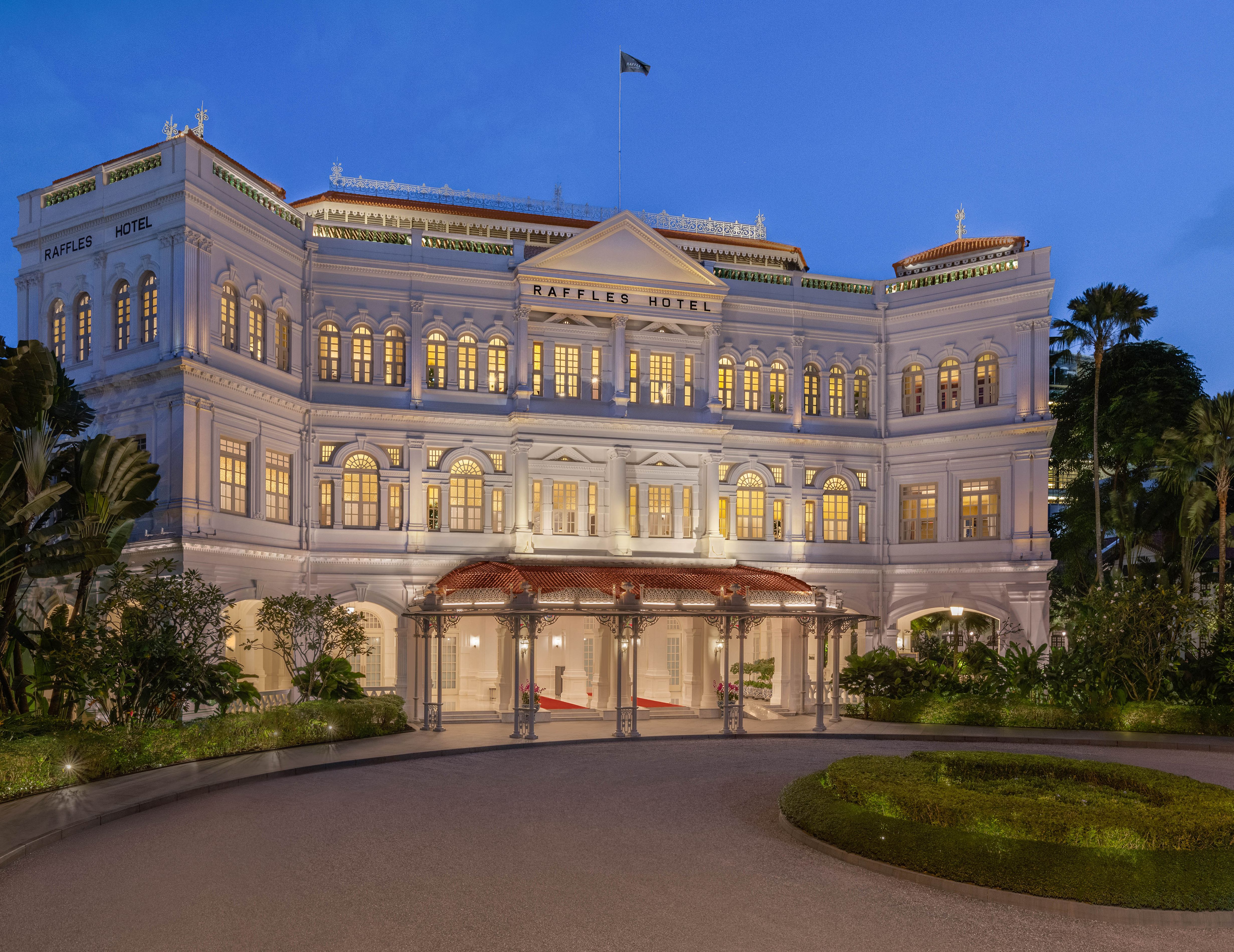 Singapore-Raffles-facade-avond