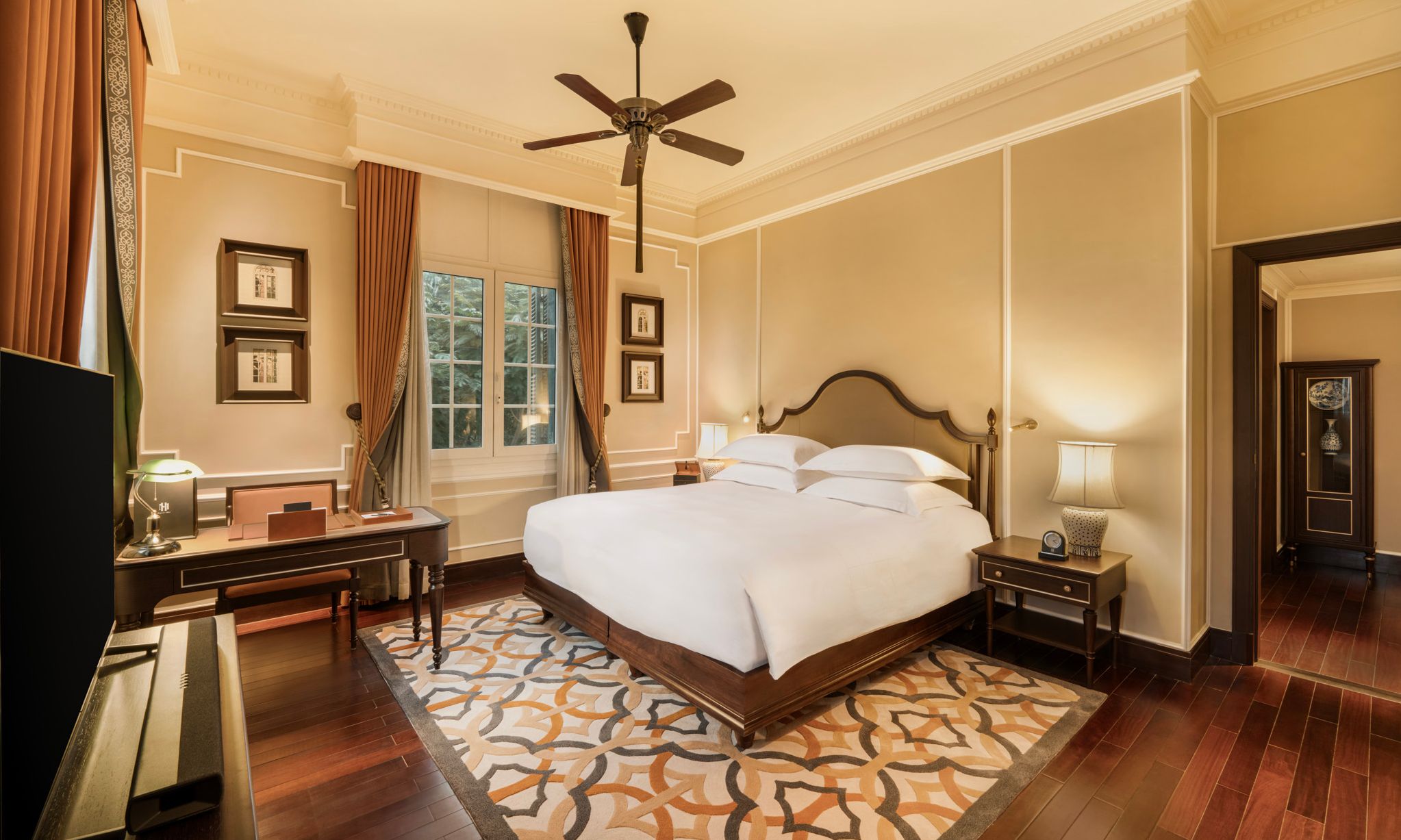 Slaapkamer Charlie Chaplin Suite in het Sofitel Legend Metropole in Hanoi