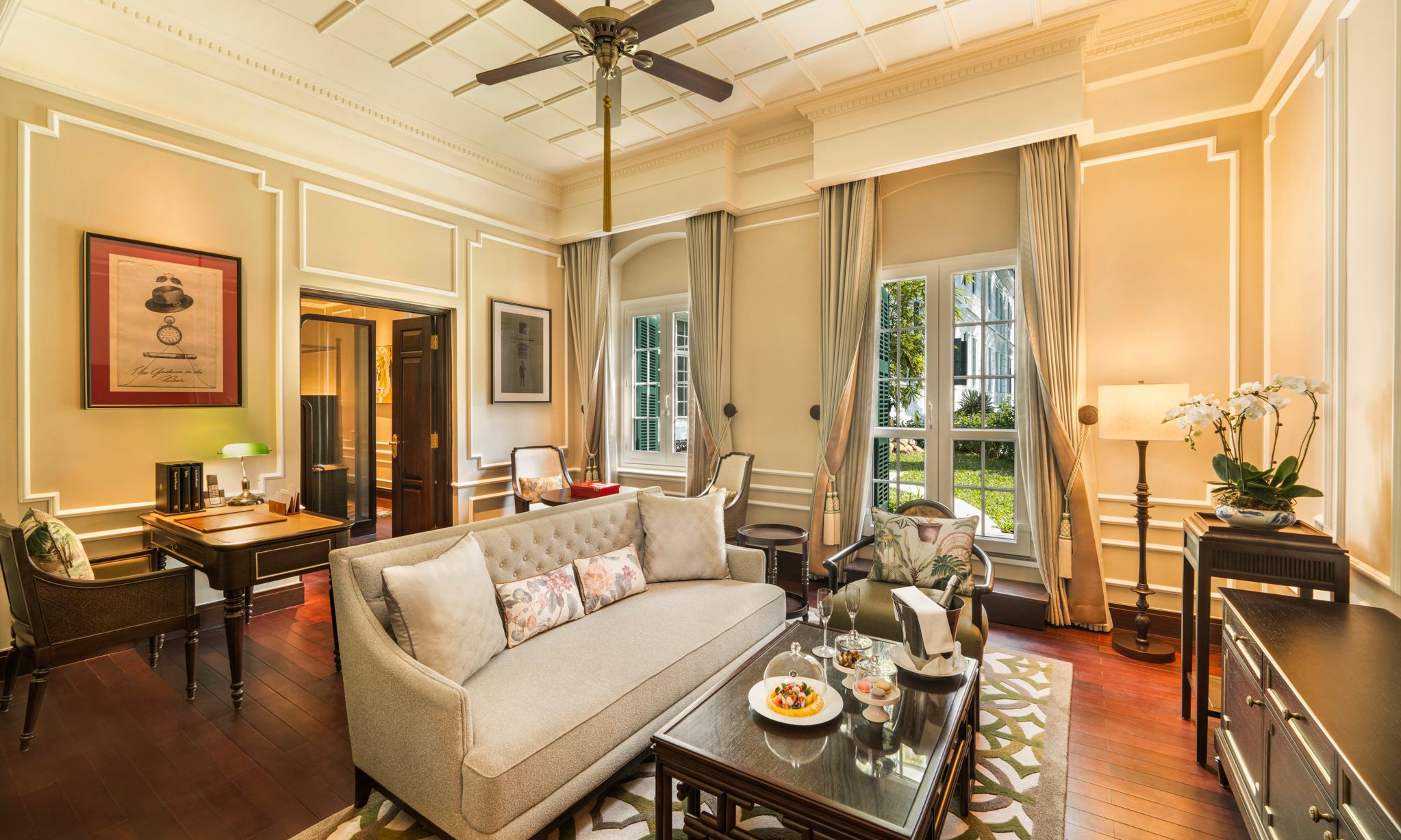 Zitkamer Somerset Maugham Suite in het Sofitel Legend Metropole in Hanoi