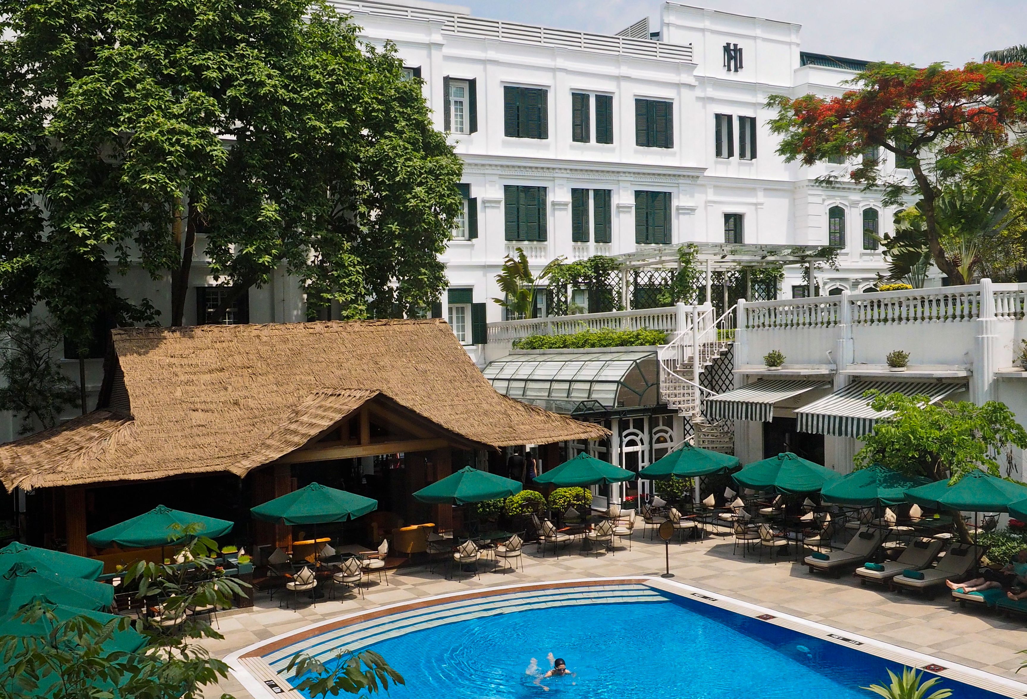 Binnentuin met zwembad in het Sofitel Legend Metropole in Hanoi in Vietnam