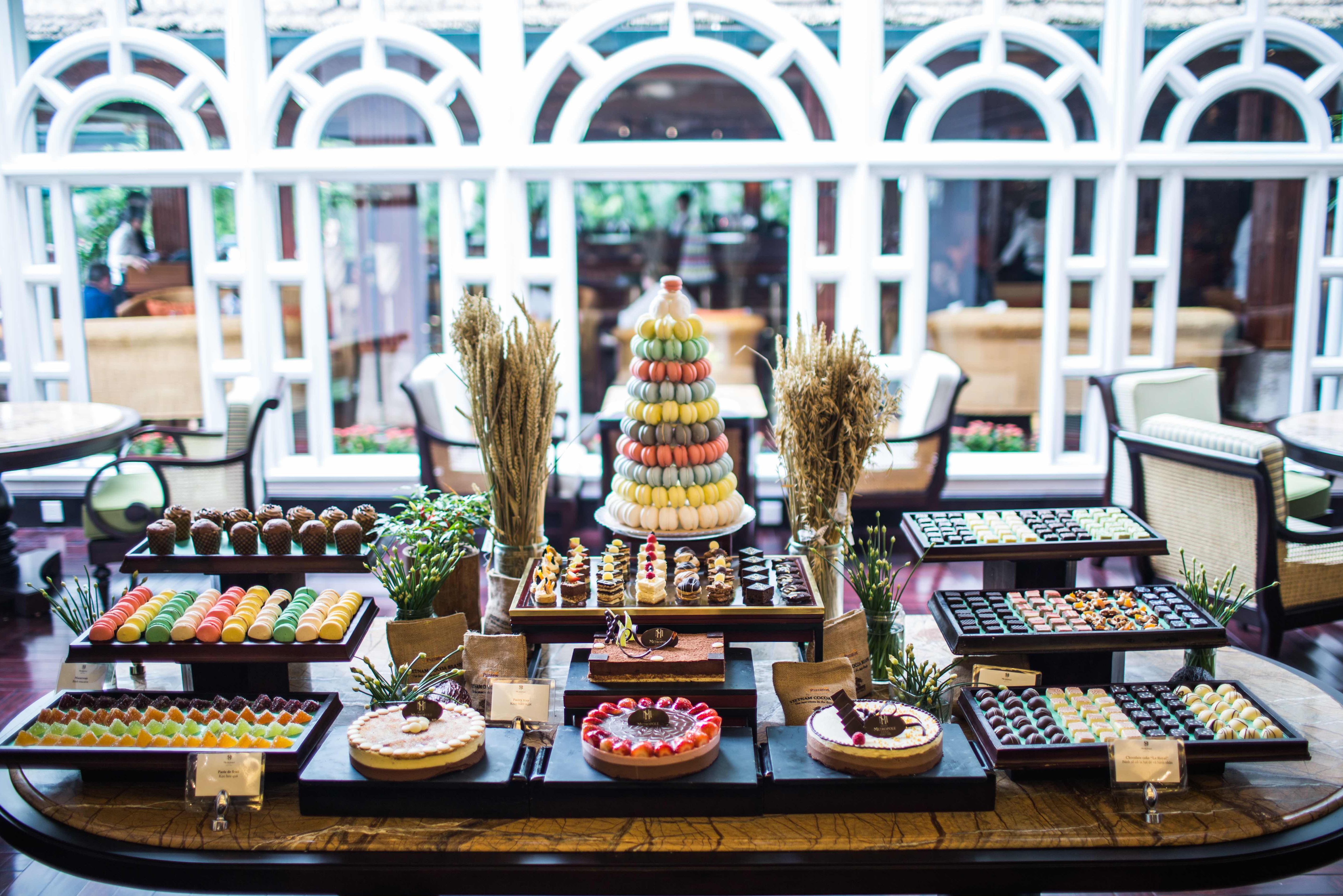 Chocoladebuffet in Le Club Bar in het Sofitel Legend Metropole in Hanoi in Vietnam