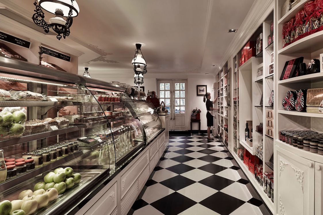 L'Epicerie du Metropole in het Sofitel Legend Metropole in Hanoi in Vietnam