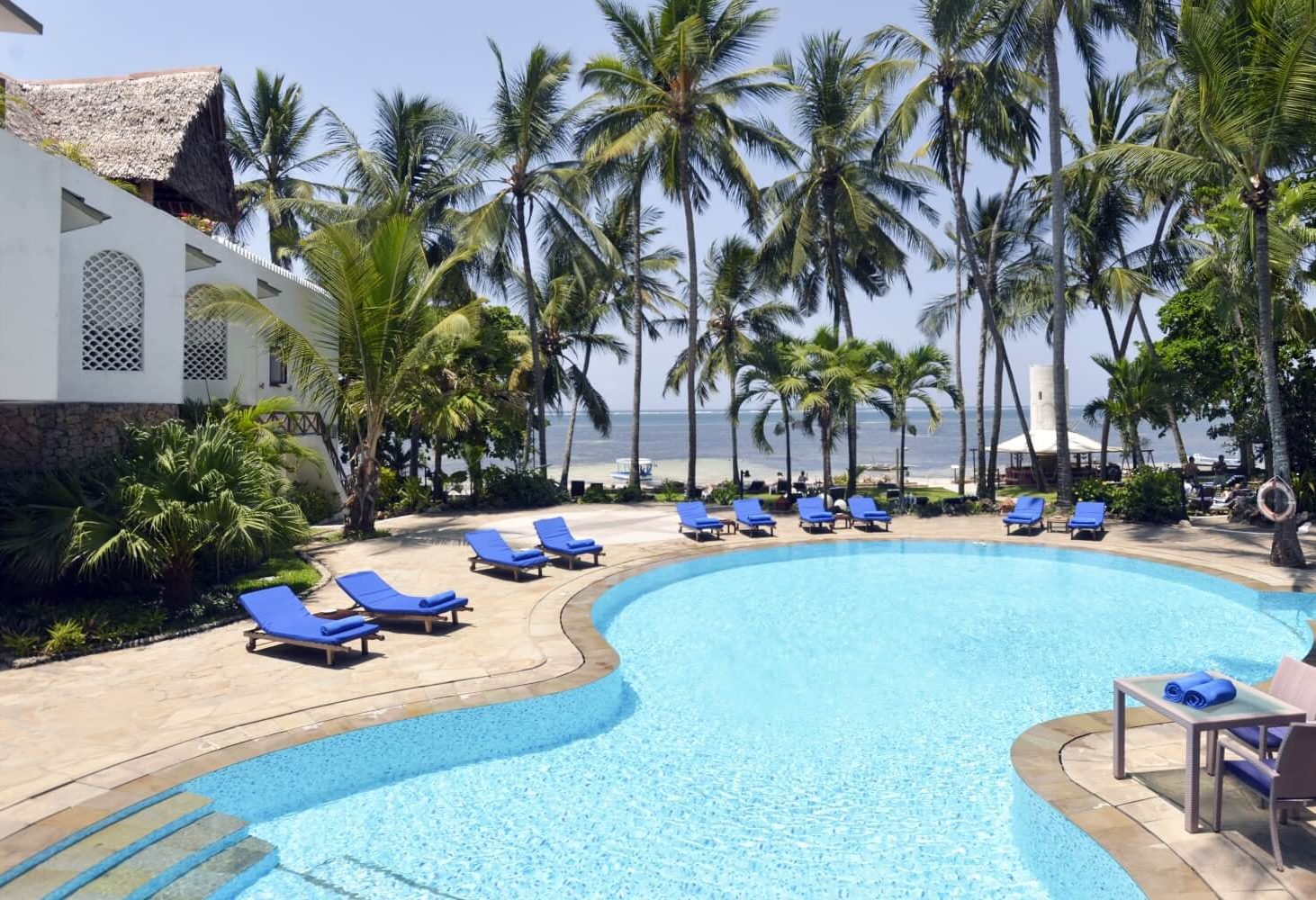 Zwembad bij Severin Sea Lodge aan Bamburi Beach in Kenia