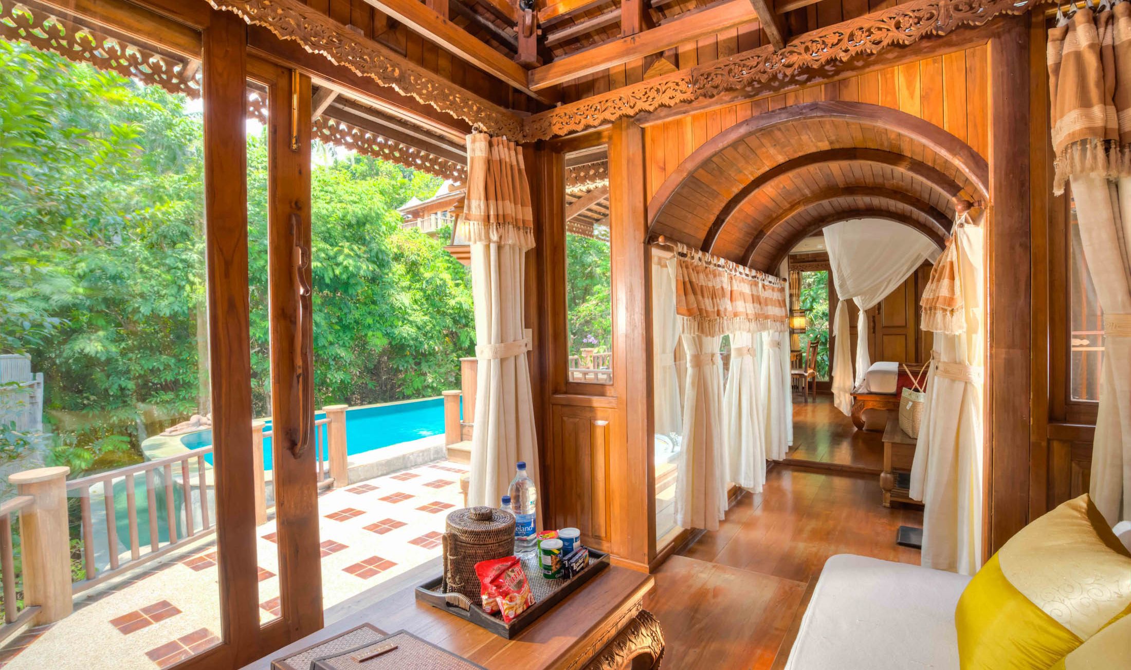 Woonkamer van Hideaway Pool Villa in het Santhiya Koh Phangan Resort in Thailand