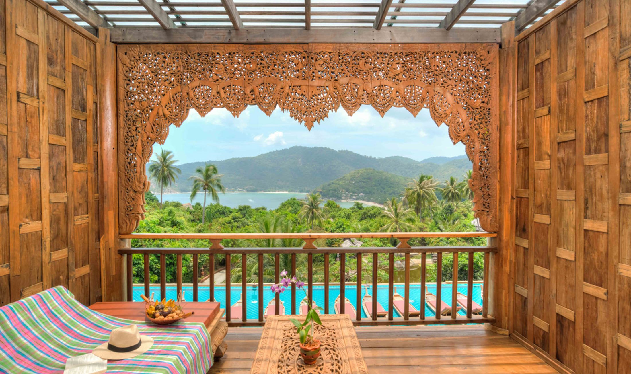 Balkon van de Supreme Deluxe kamer in het Santhiya Koh Phangan Resort in Thailand