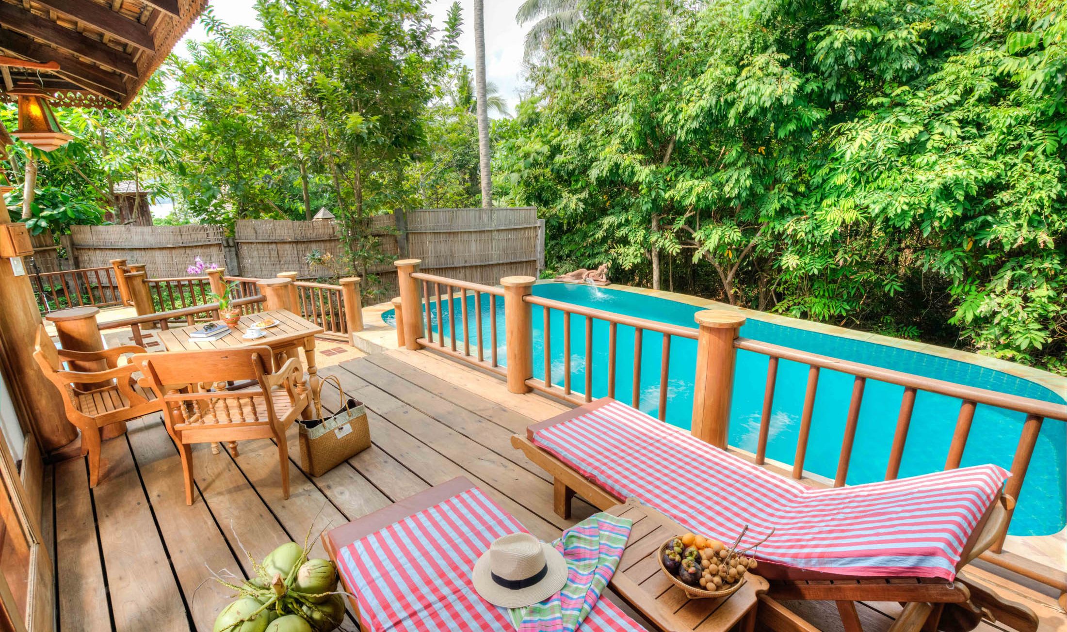 Patio van de Hideaway Pool Villa in het Santhiya Koh Phangan Resort in Thailand